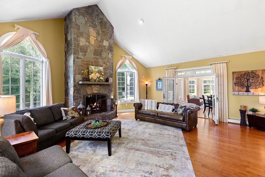 4 Crescent Meadow Ln