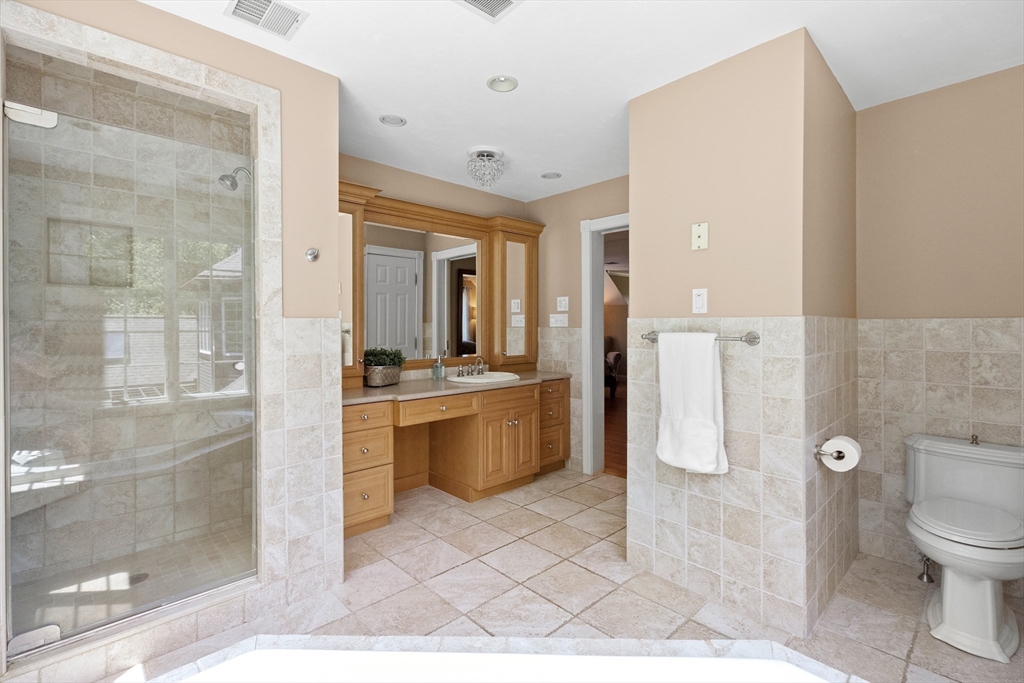 4 Crescent Meadow Ln