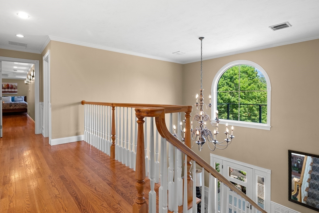 4 Crescent Meadow Ln