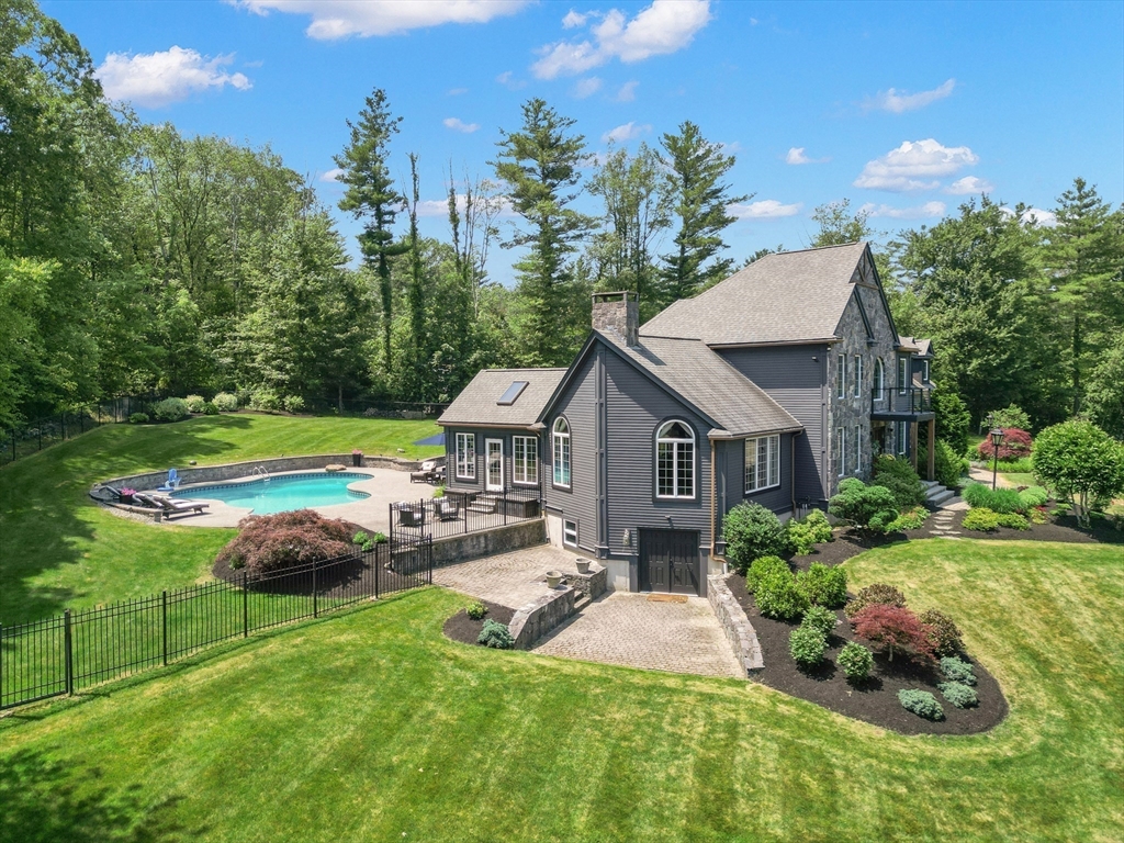 4 Crescent Meadow Ln