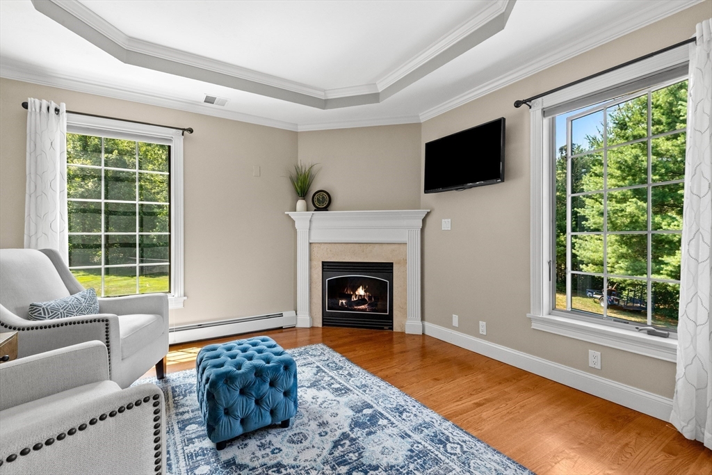 4 Crescent Meadow Ln
