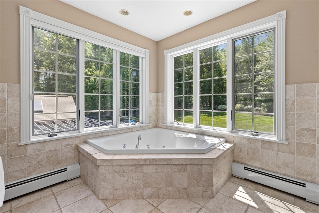 4 Crescent Meadow Ln
