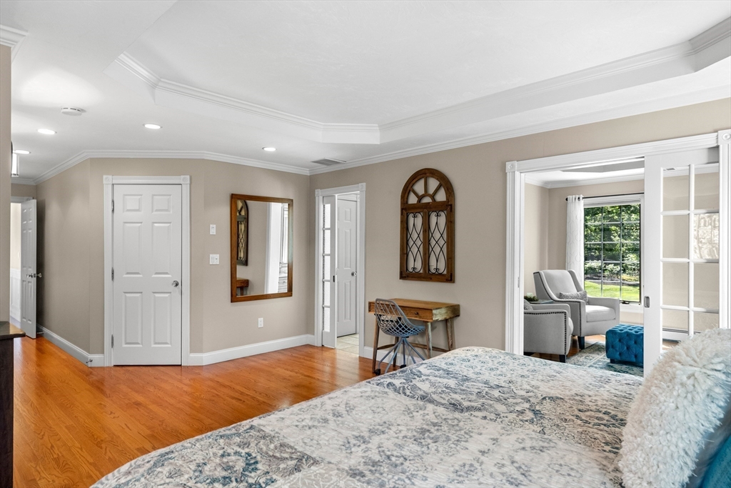 4 Crescent Meadow Ln