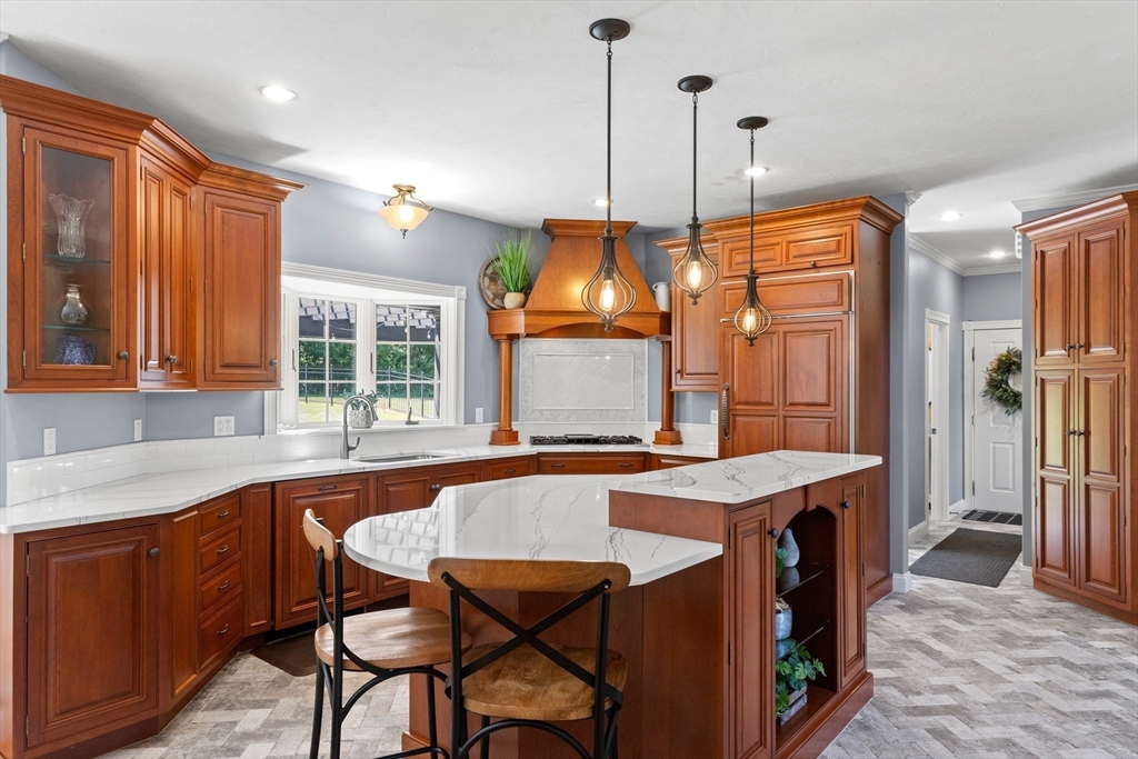 4 Crescent Meadow Ln