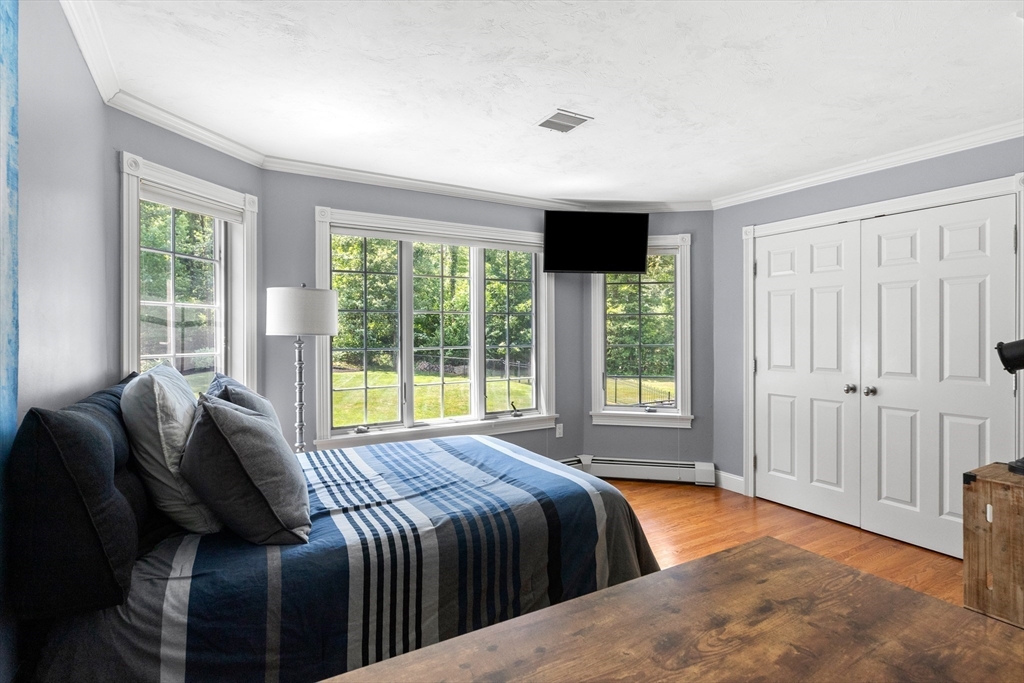 4 Crescent Meadow Ln