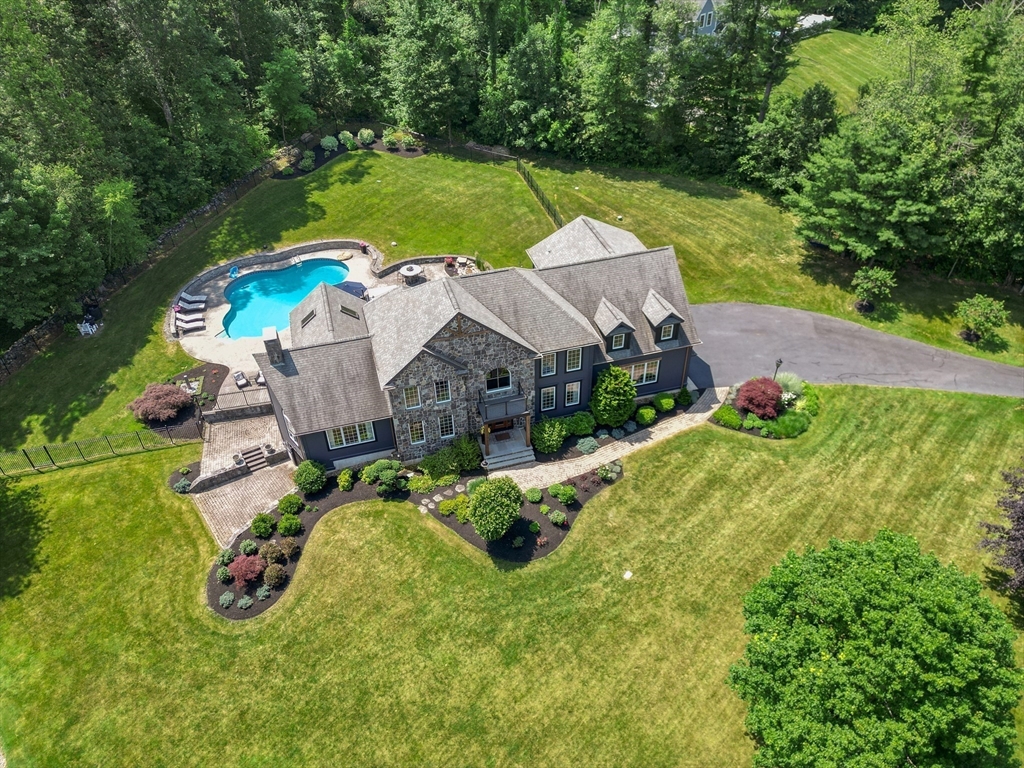 4 Crescent Meadow Ln