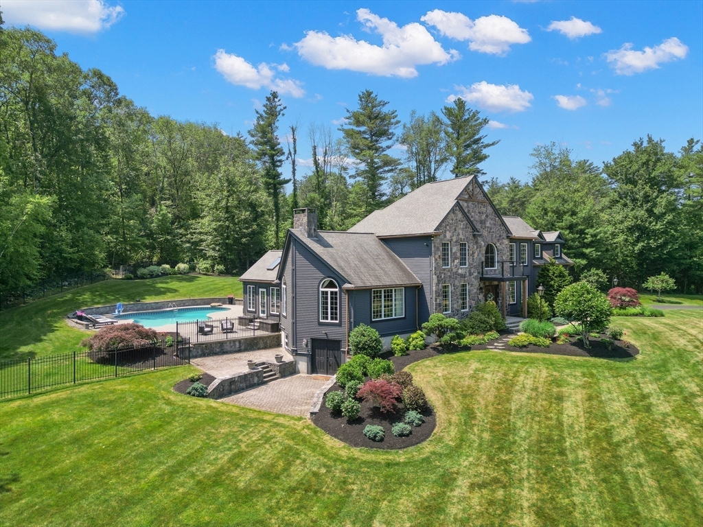 4 Crescent Meadow Ln