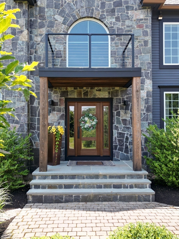 4 Crescent Meadow Ln