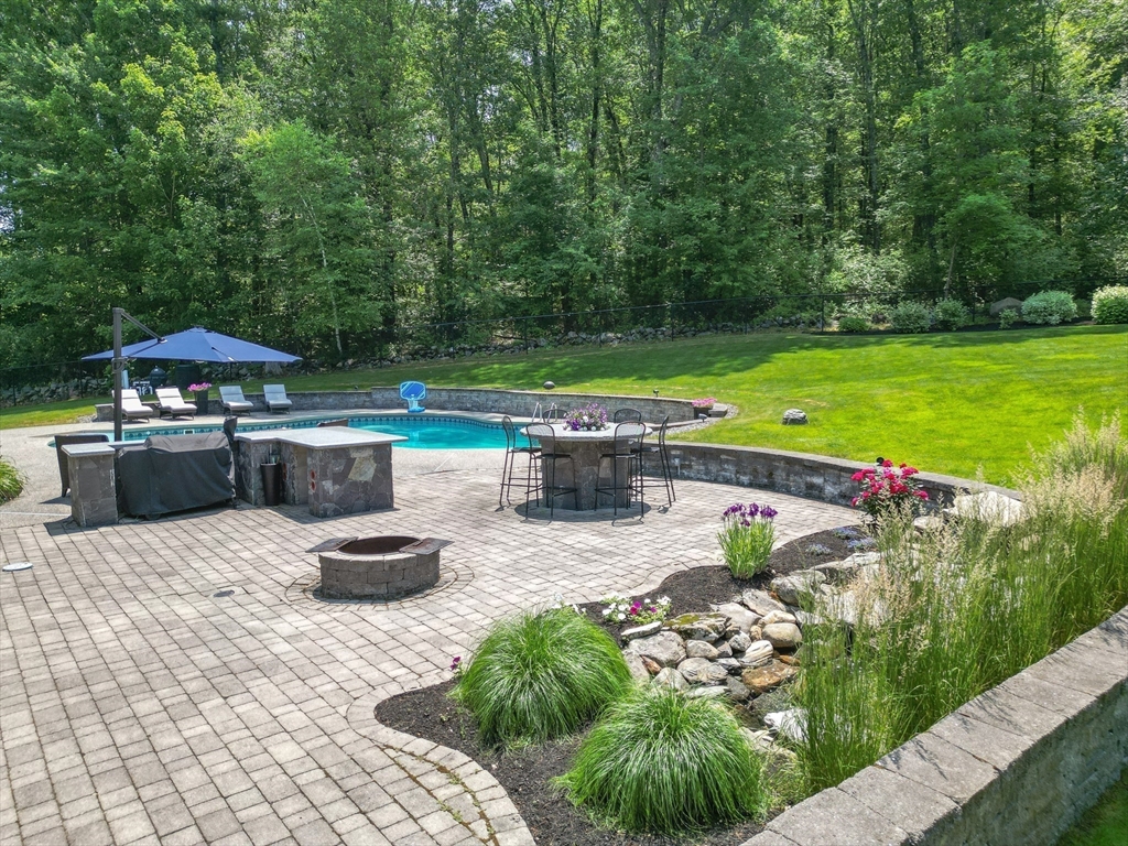 4 Crescent Meadow Ln