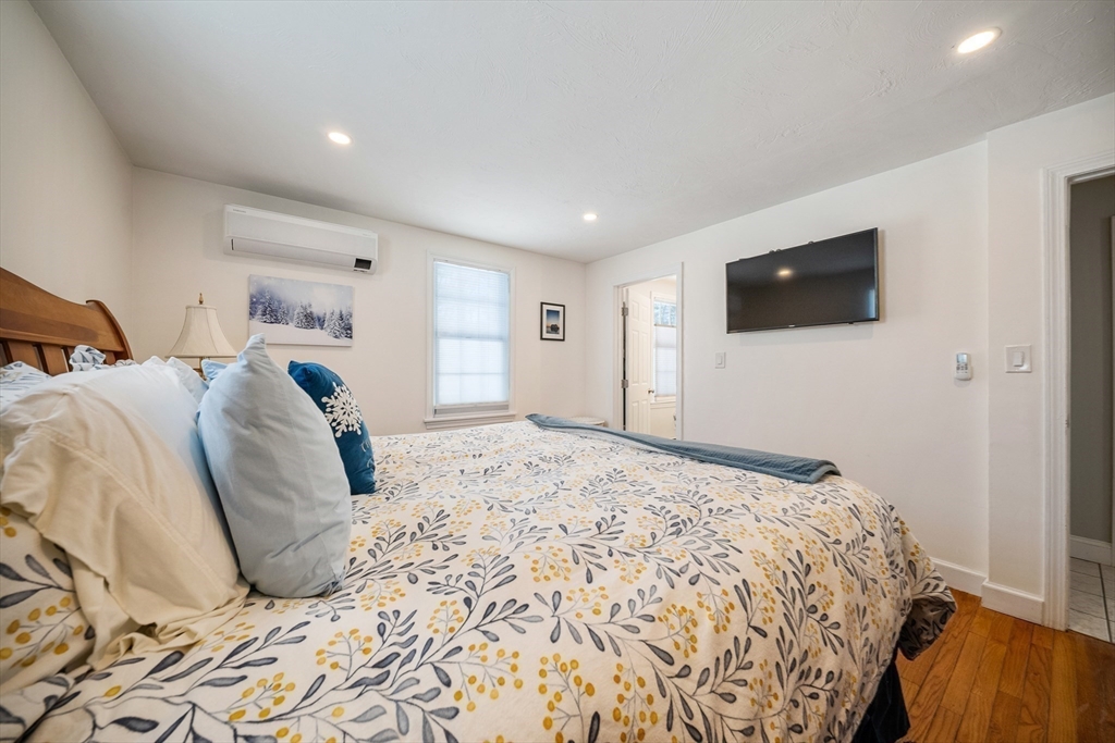 11 Joyce St