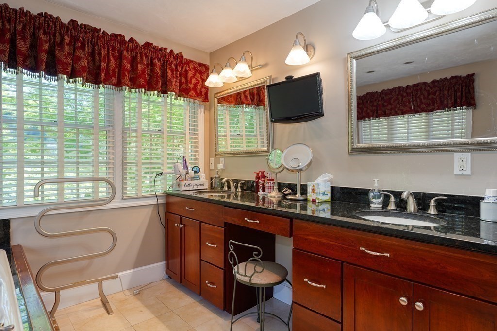 8 Shady Lane Dr