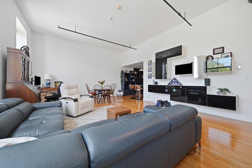 220 Spencer Ave # 104