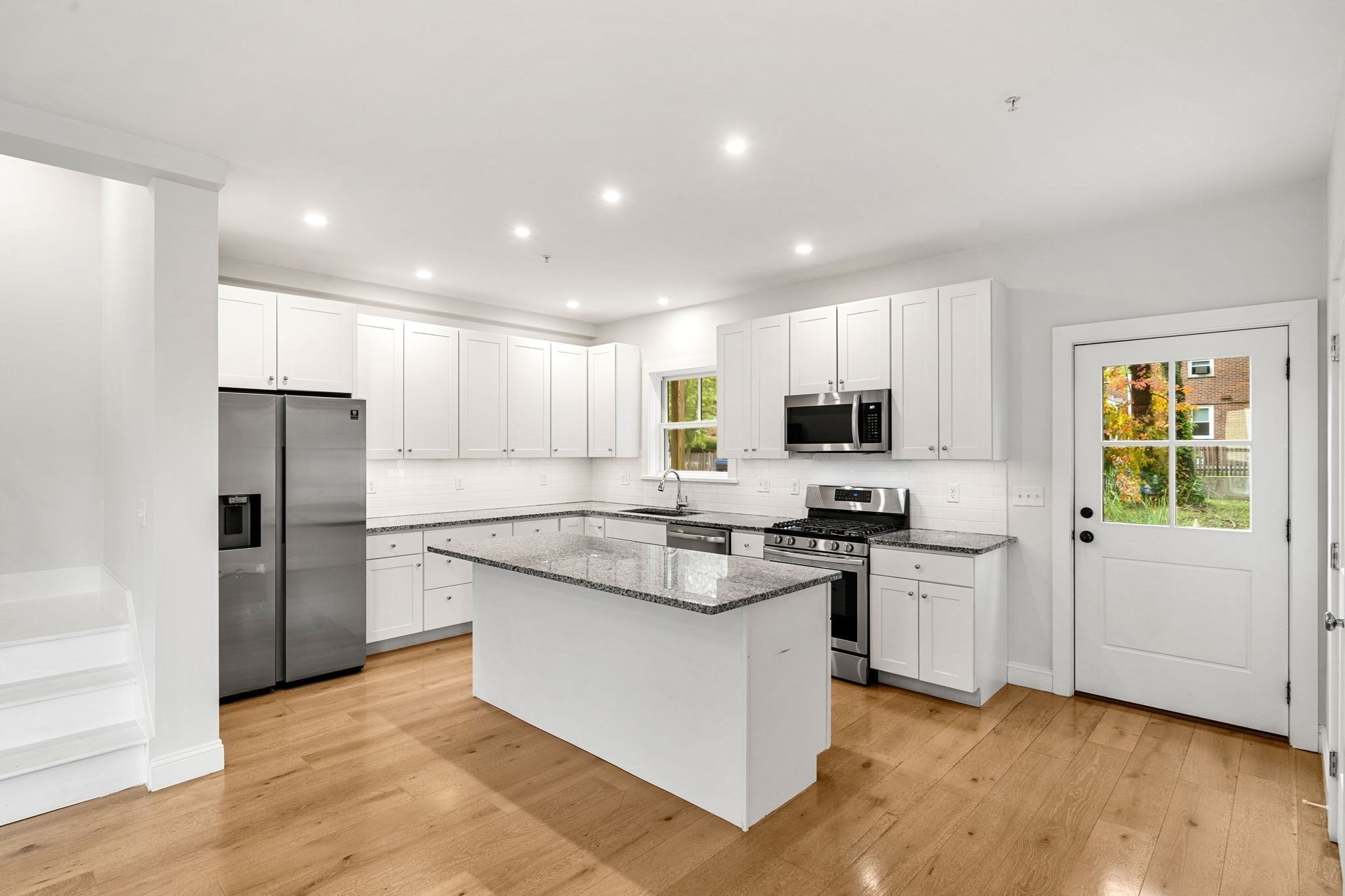 1 Broadway Ave # 4