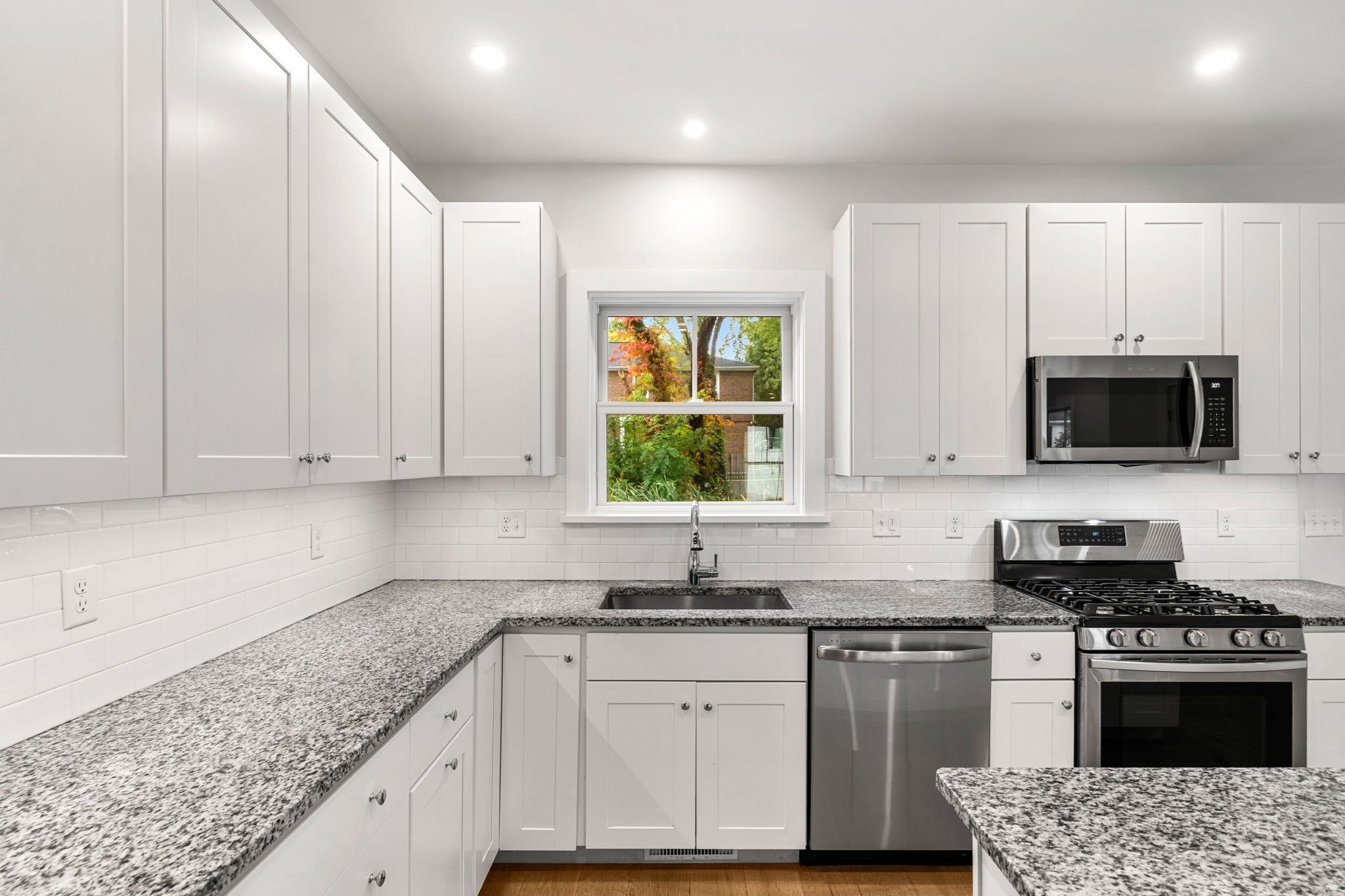 1 Broadway Ave # 4