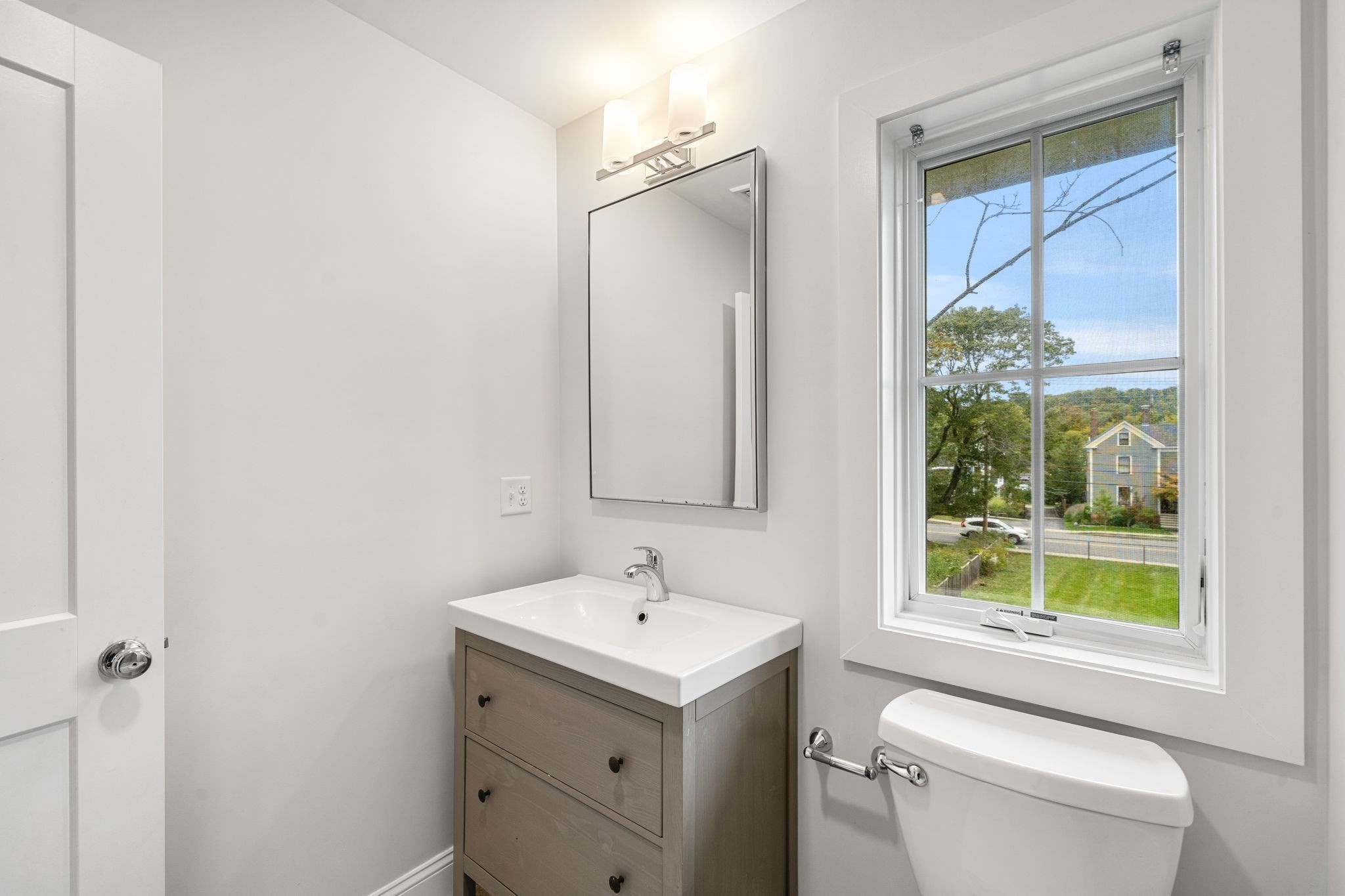 1 Broadway Ave # 4