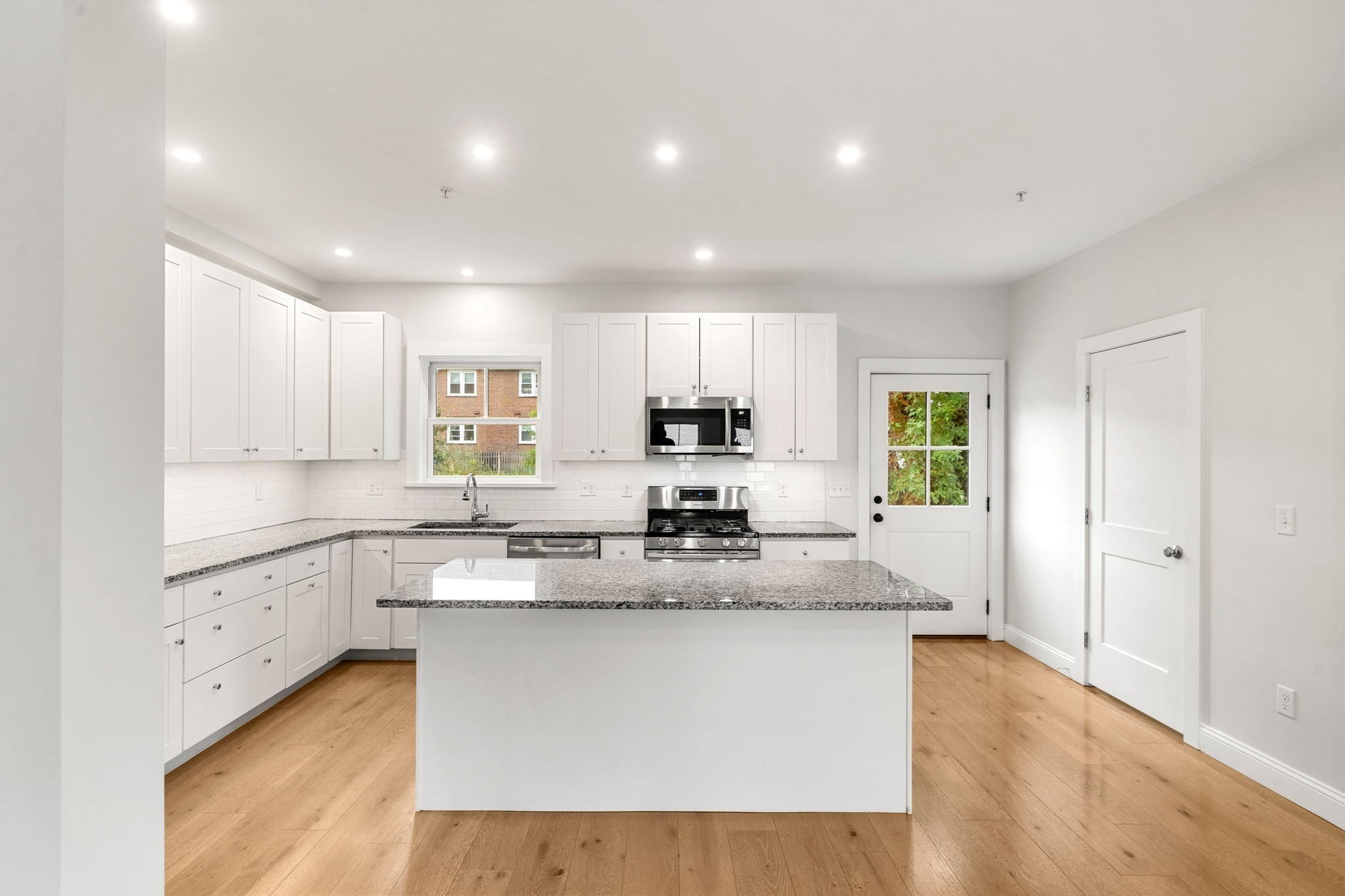 1 Broadway Ave # 4