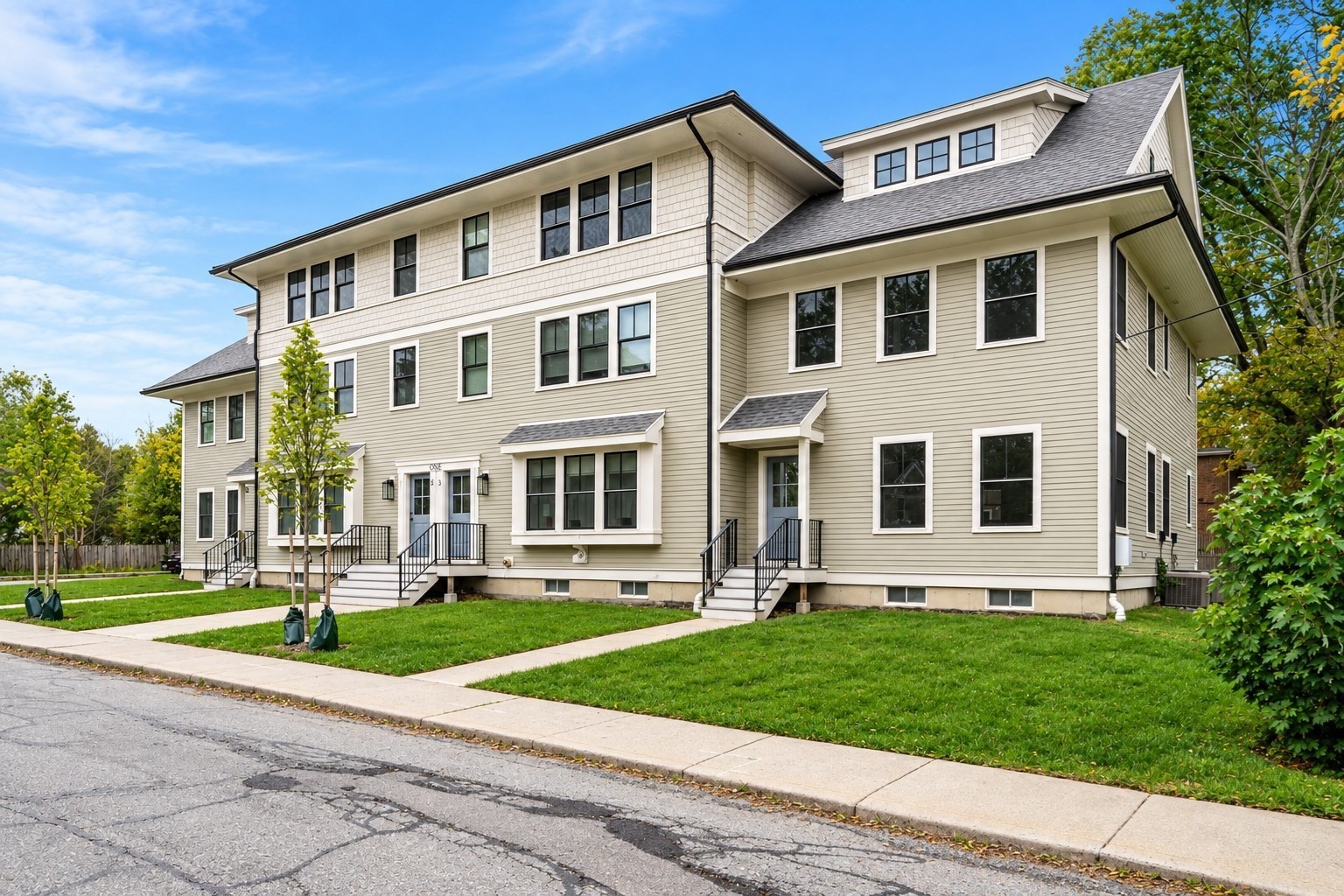 1 Broadway Ave # 4