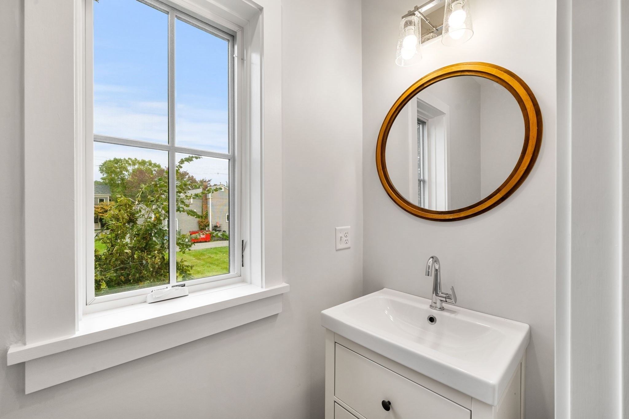 1 Broadway Ave # 4