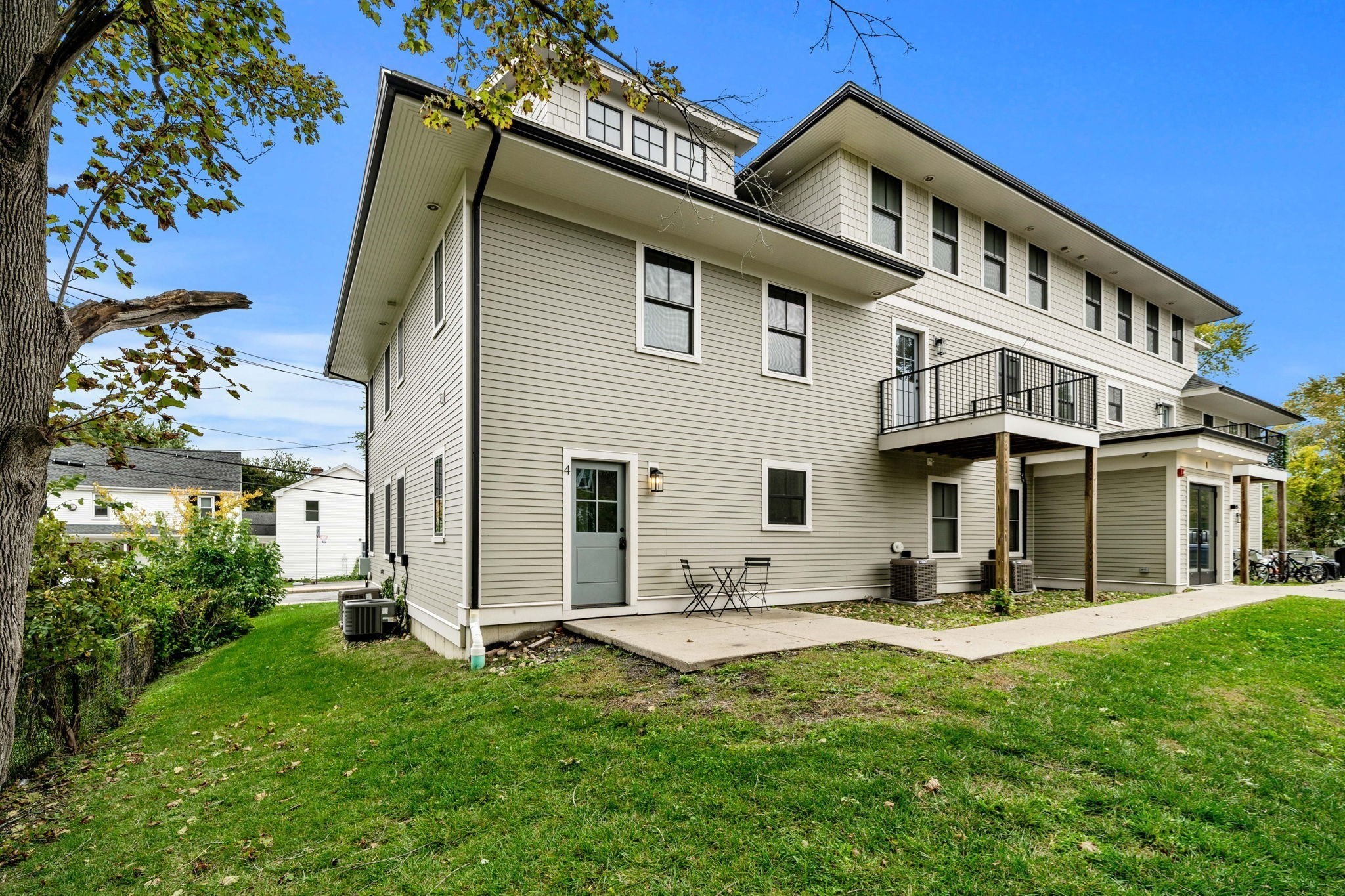 1 Broadway Ave # 4