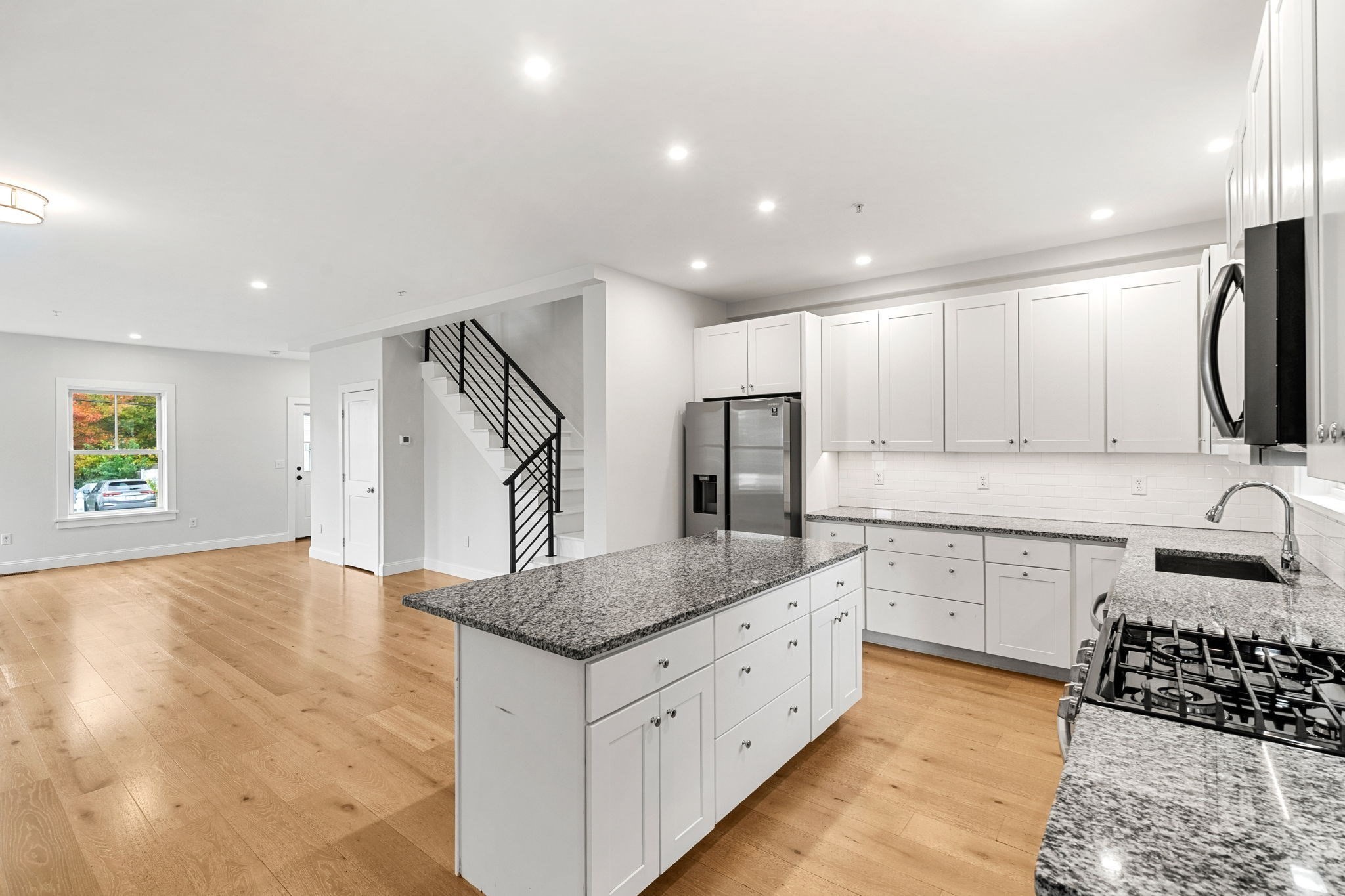 1 Broadway Ave # 4