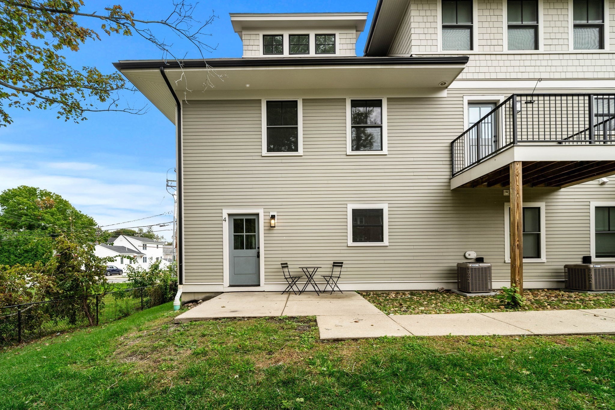 1 Broadway Ave # 4