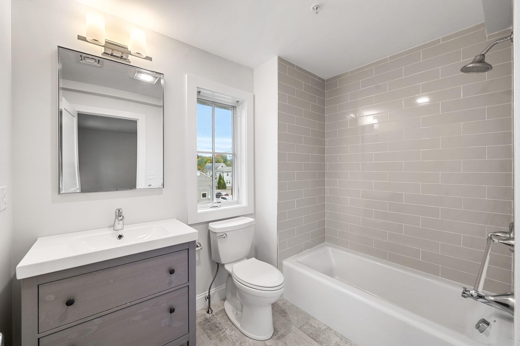 1 Broadway Ave # 4