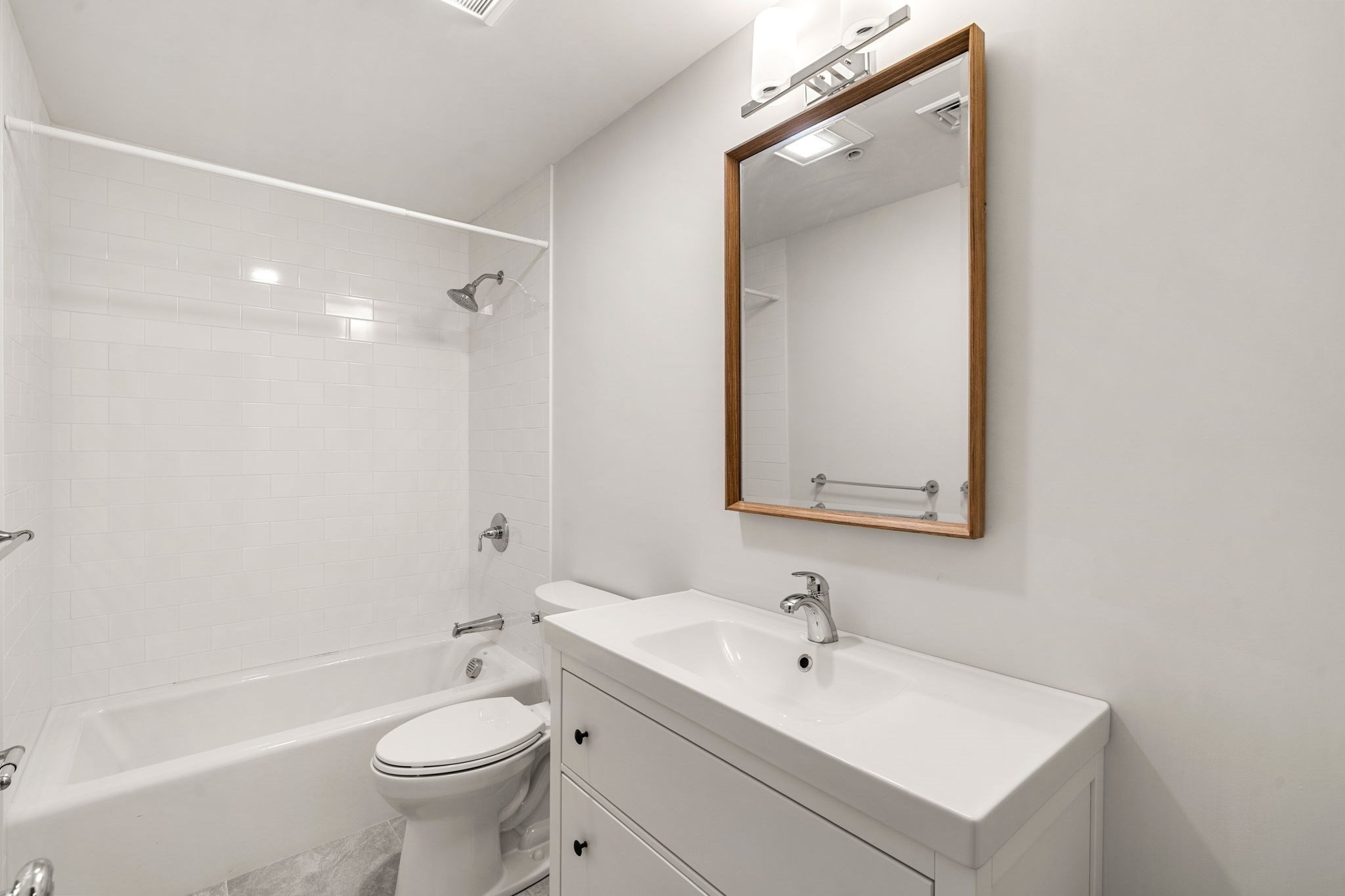 1 Broadway Ave # 4