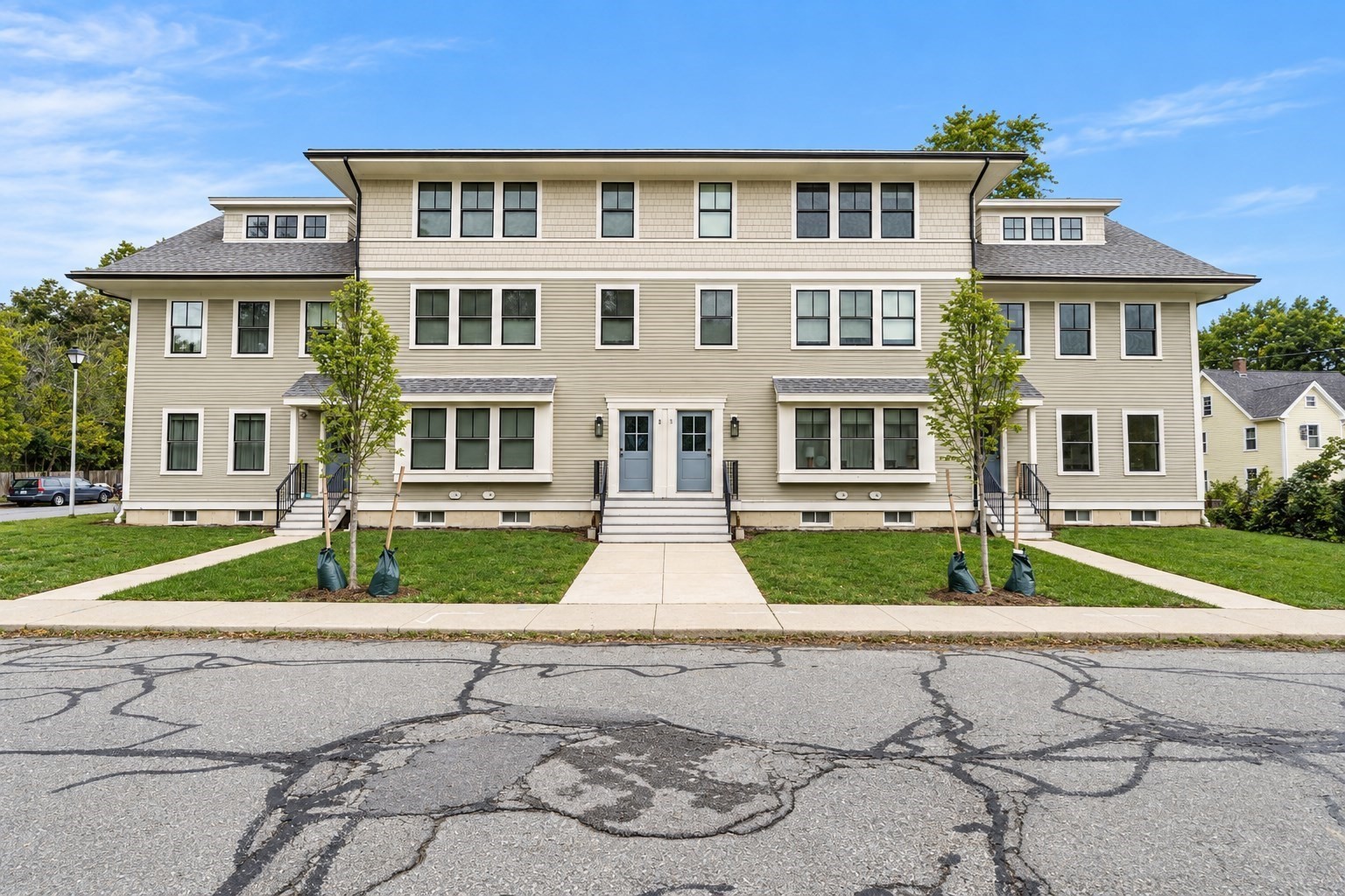 1 Broadway Ave # 4