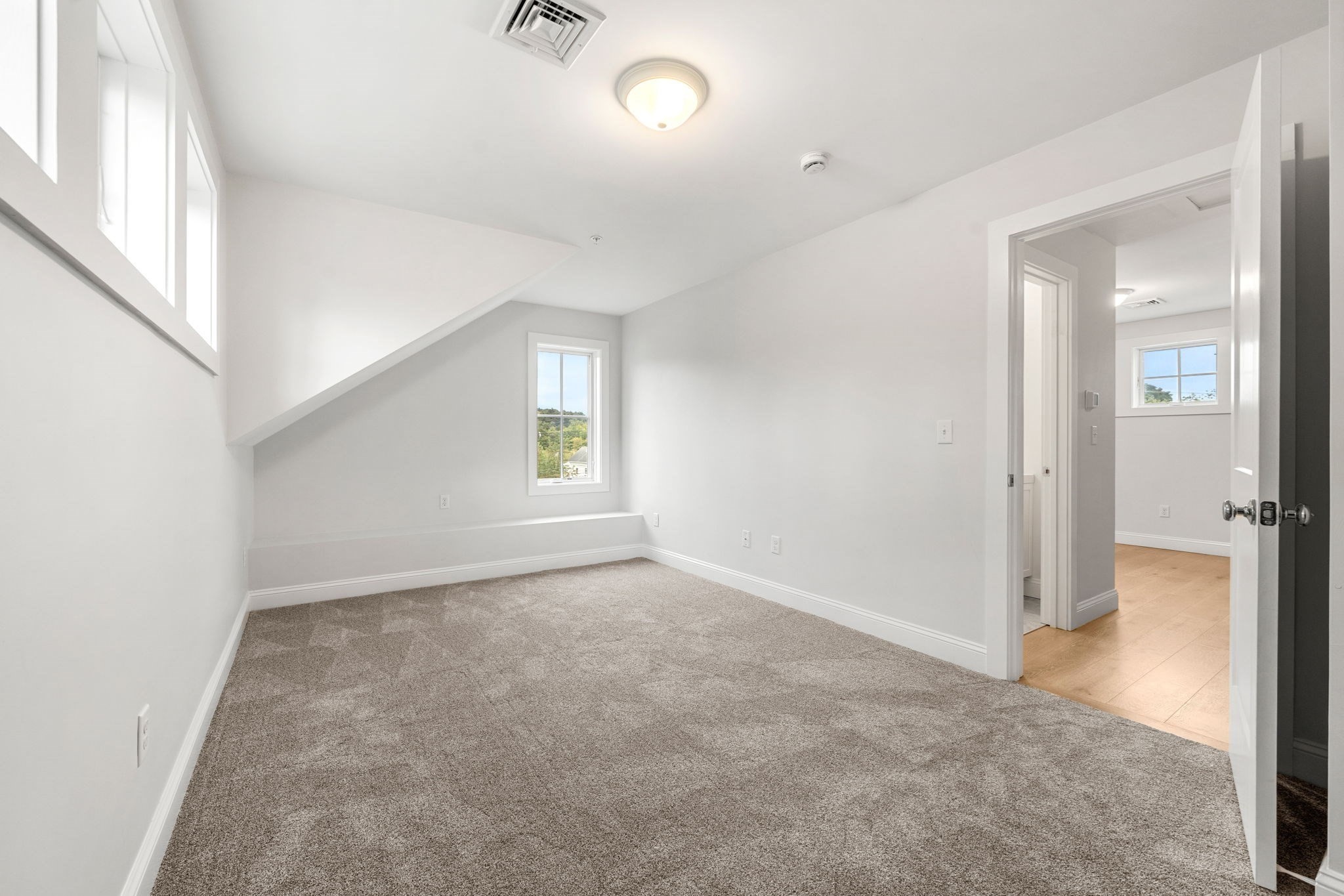 1 Broadway Ave # 4