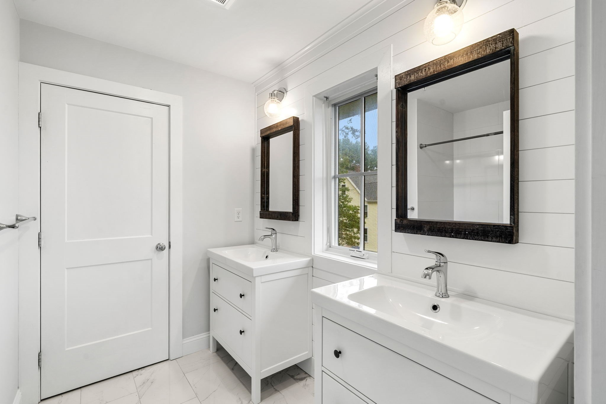 1 Broadway Ave # 4