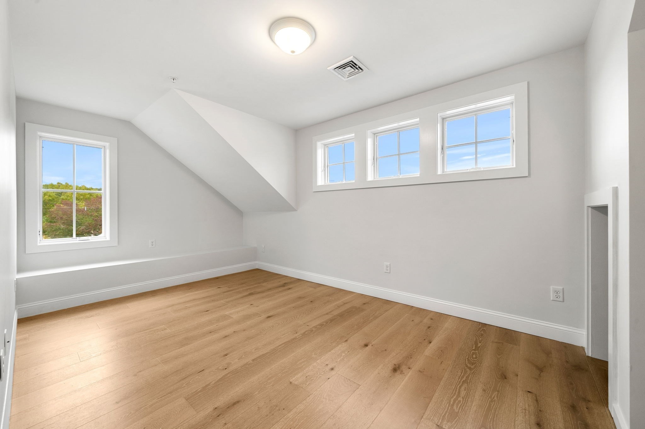 1 Broadway Ave # 4
