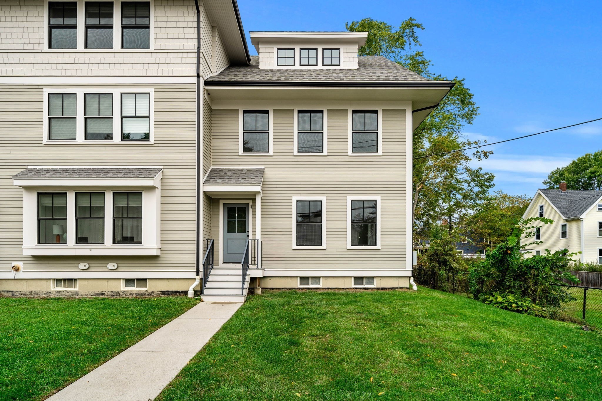 1 Broadway Ave # 4