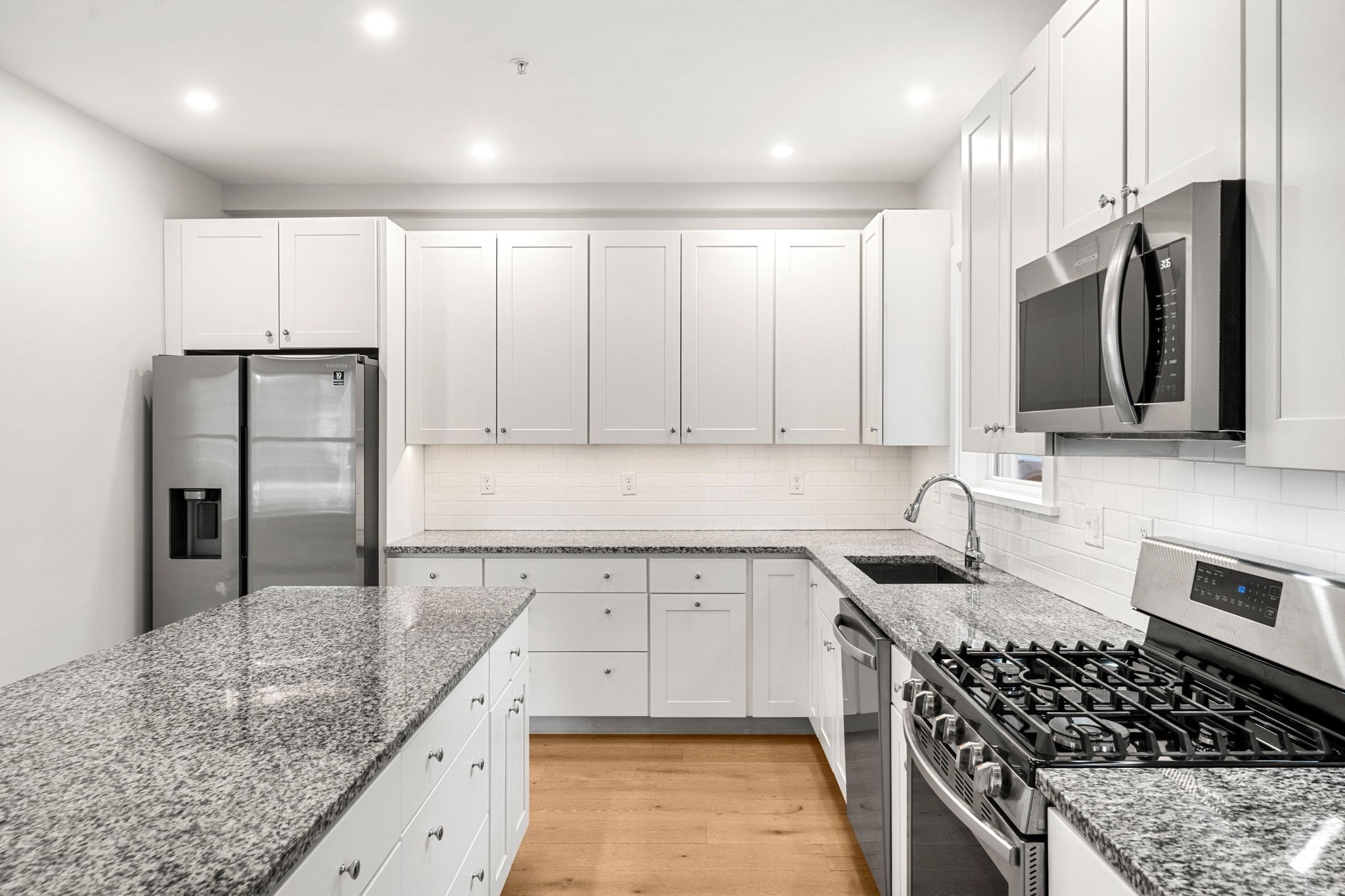 1 Broadway Ave # 4