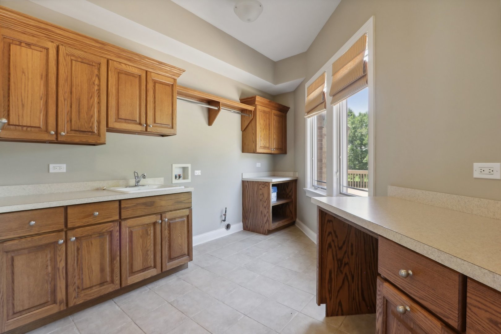 43W925 Empire Road