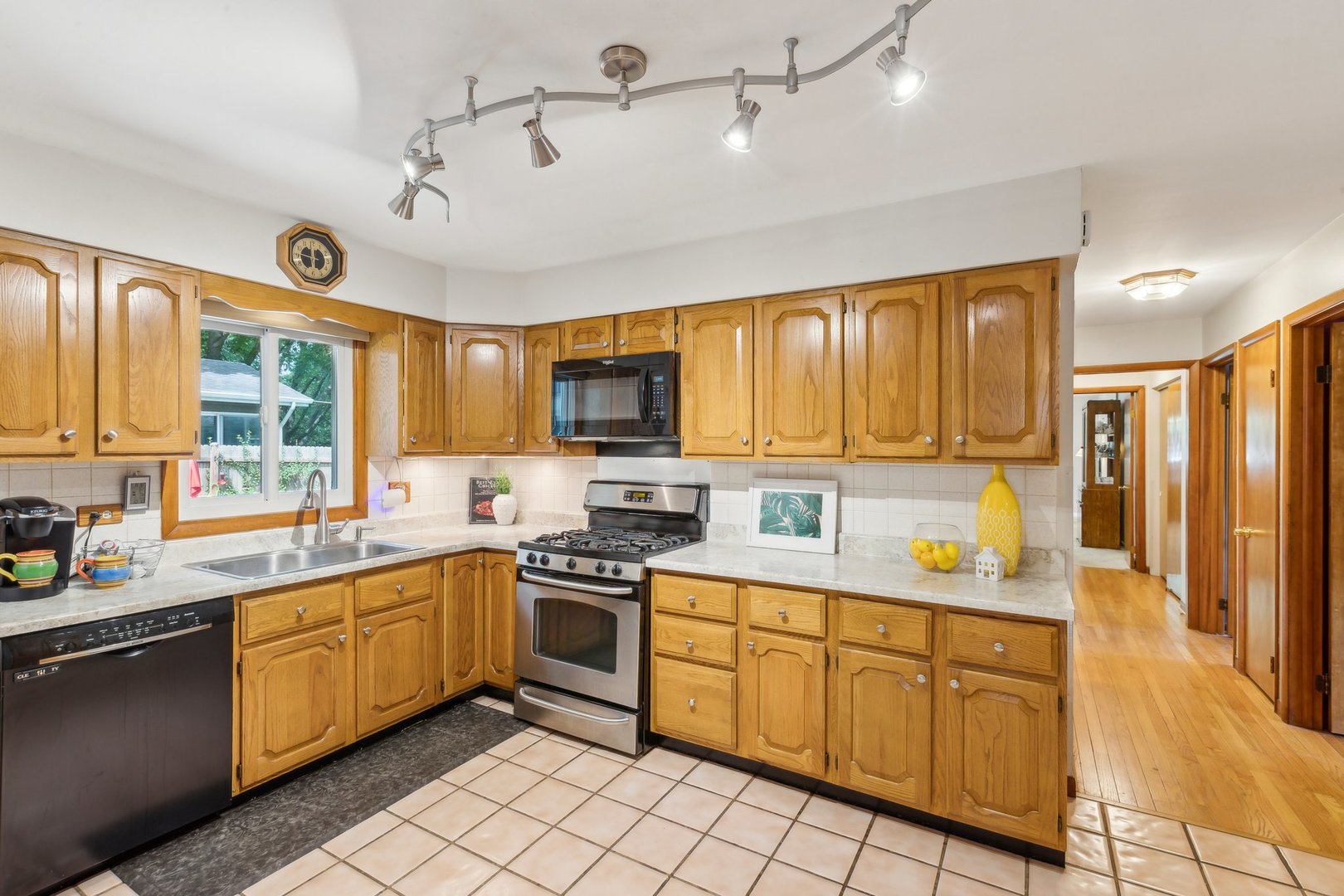 1900 Country Knoll Lane