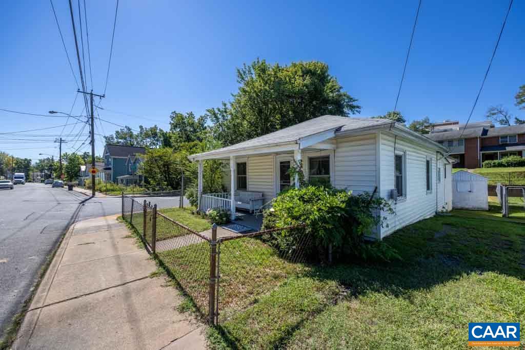 916 PAGE ST
