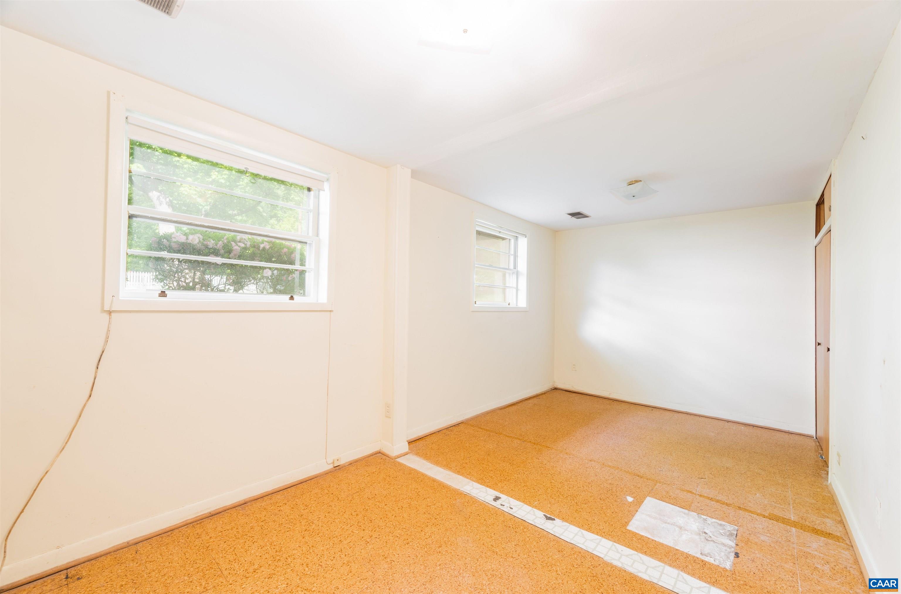 1292 KENWOOD LN