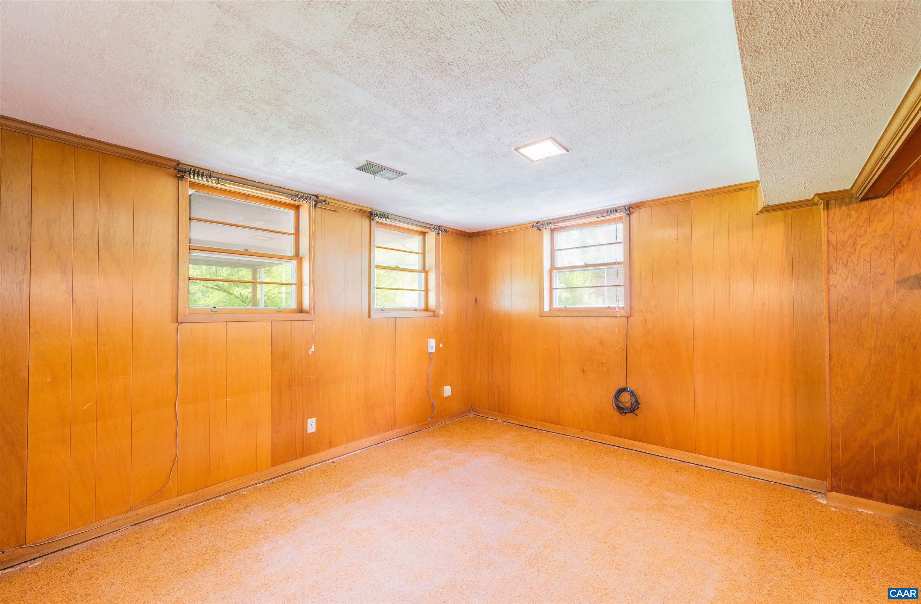 1292 KENWOOD LN