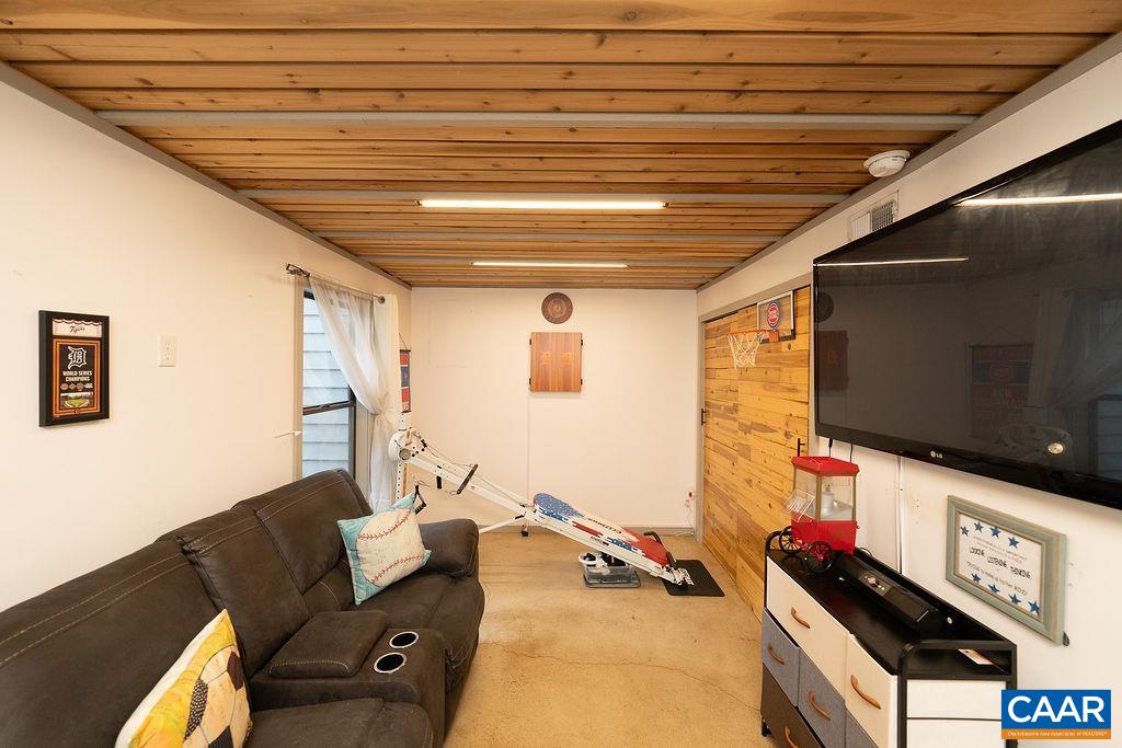 524 WHITCOVER CIR