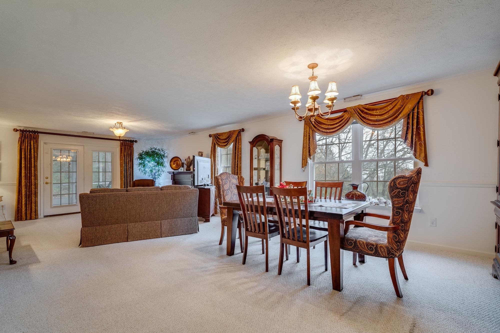 527 HICKORY GROVE CIR