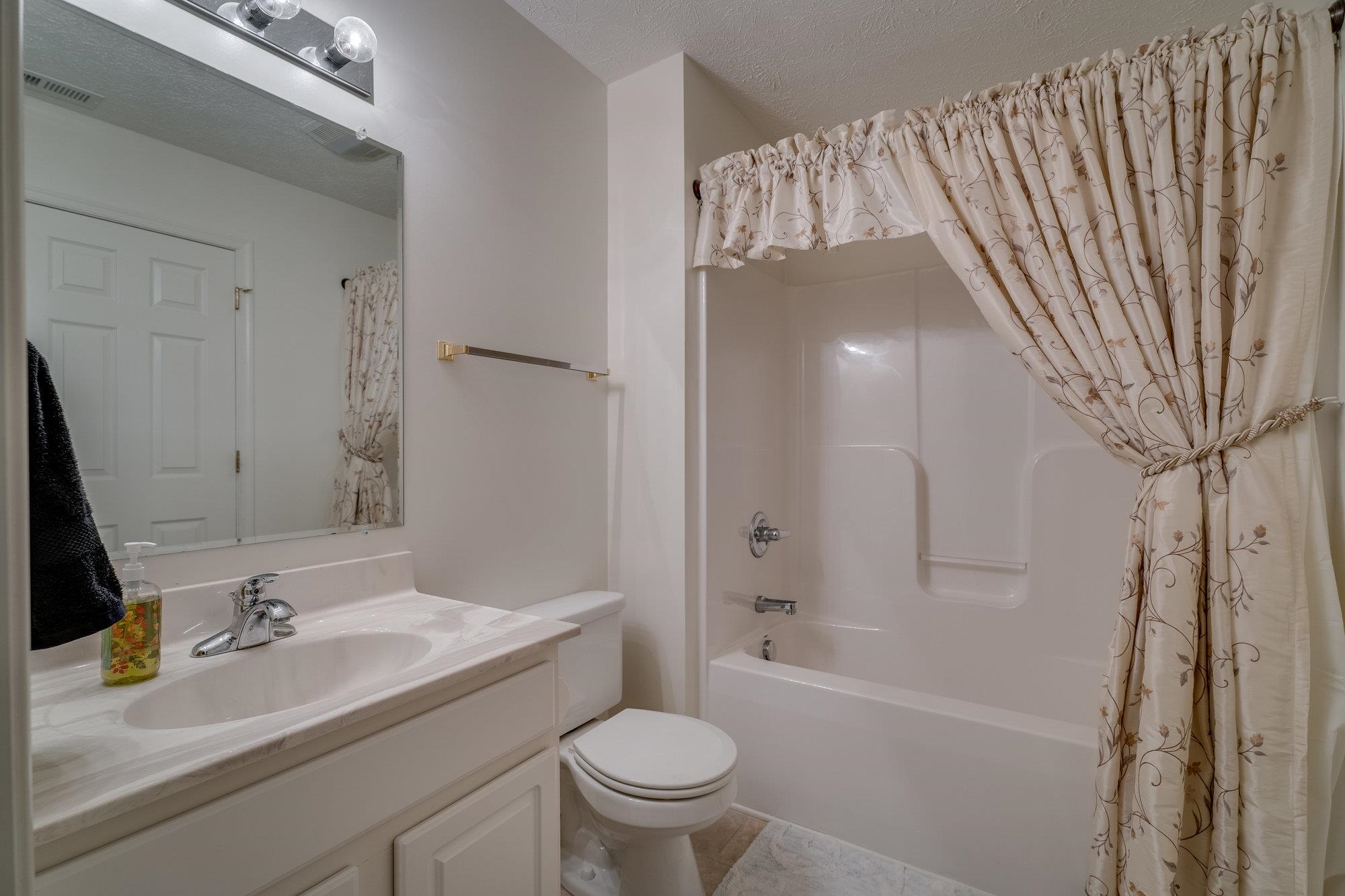 527 HICKORY GROVE CIR