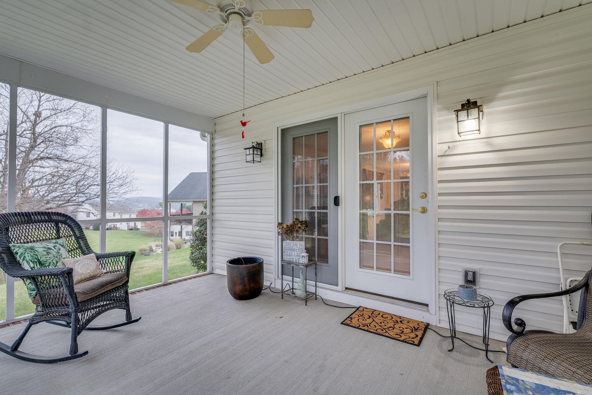 527 HICKORY GROVE CIR