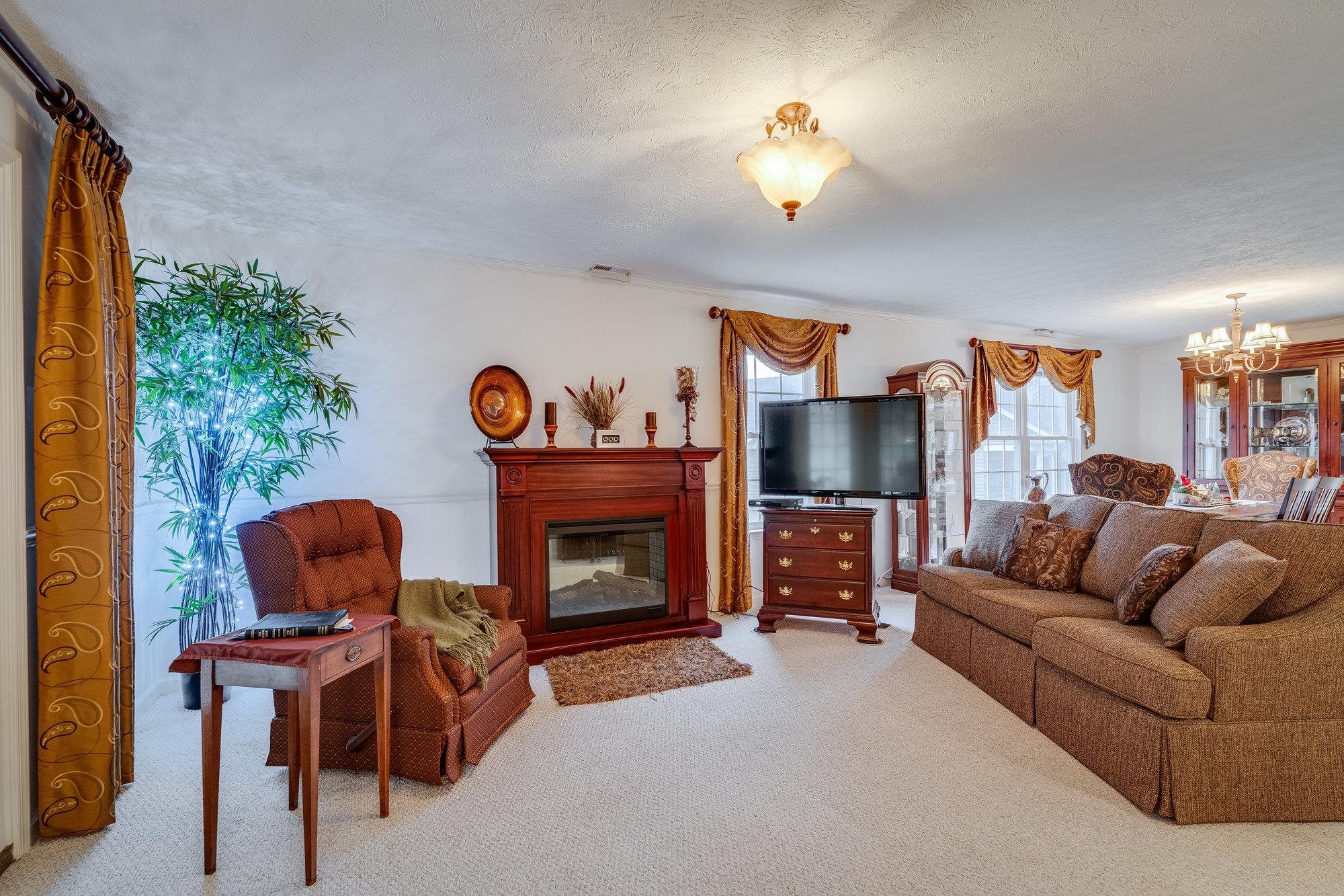 527 HICKORY GROVE CIR