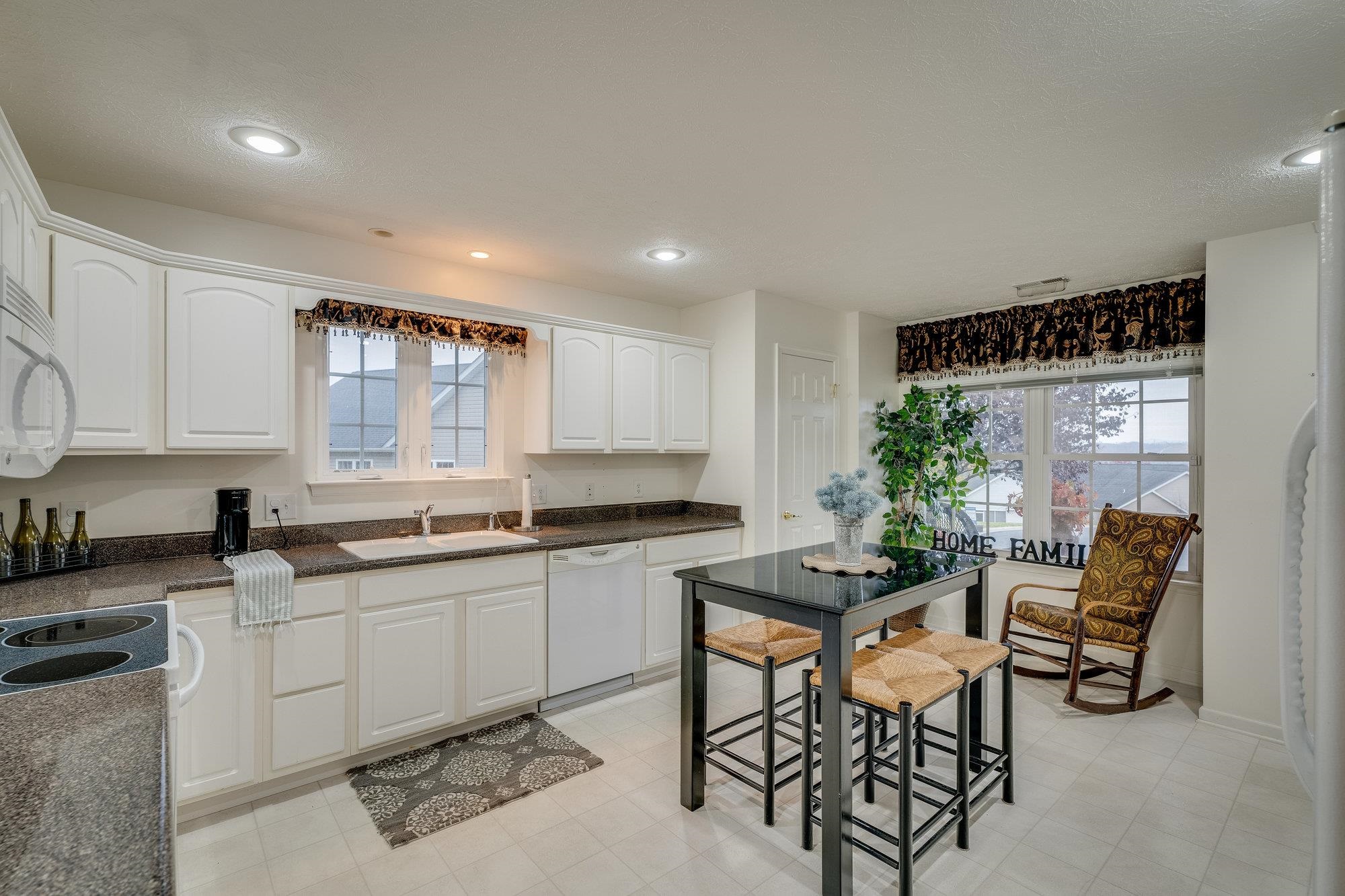 527 HICKORY GROVE CIR