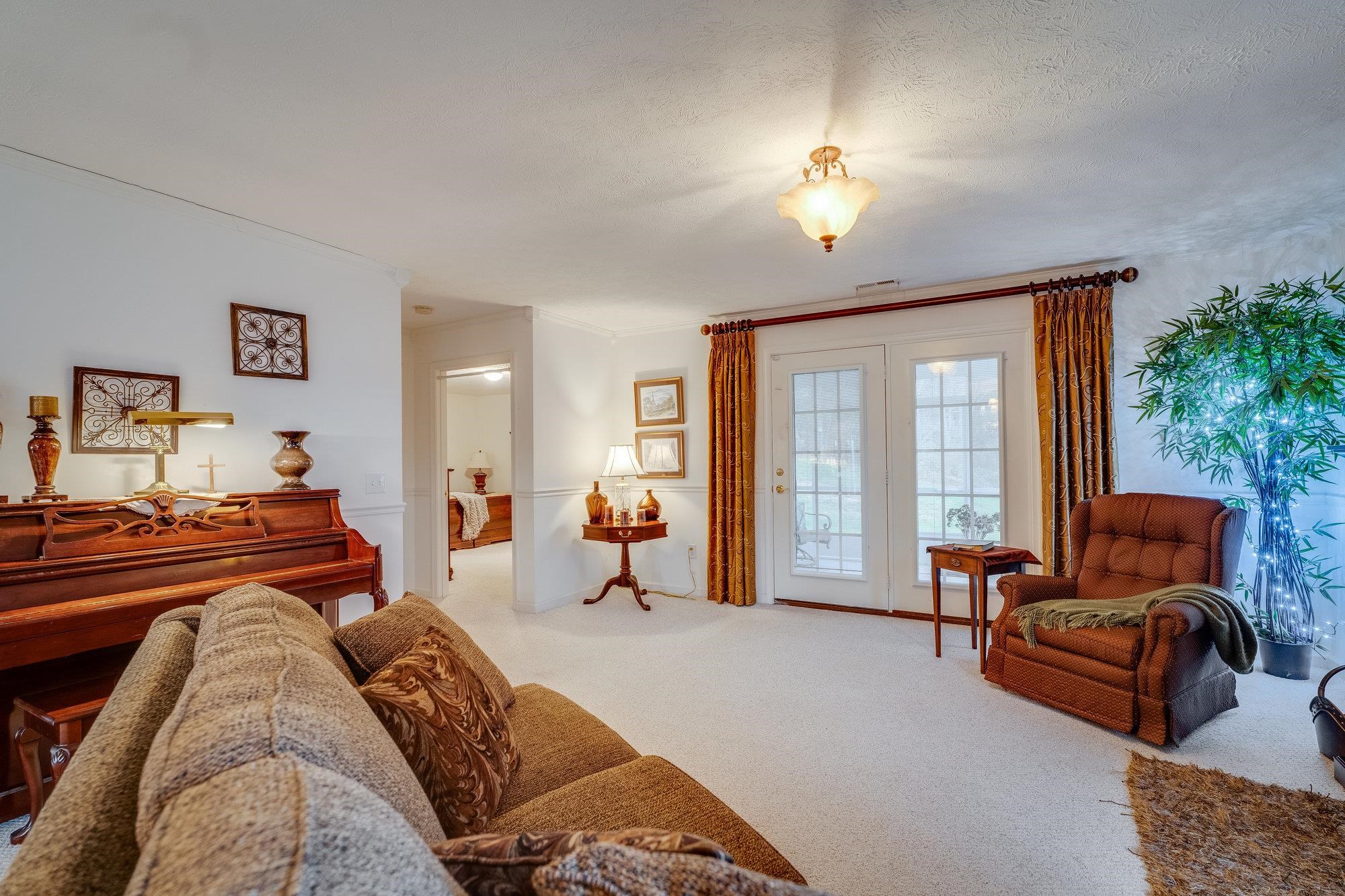 527 HICKORY GROVE CIR
