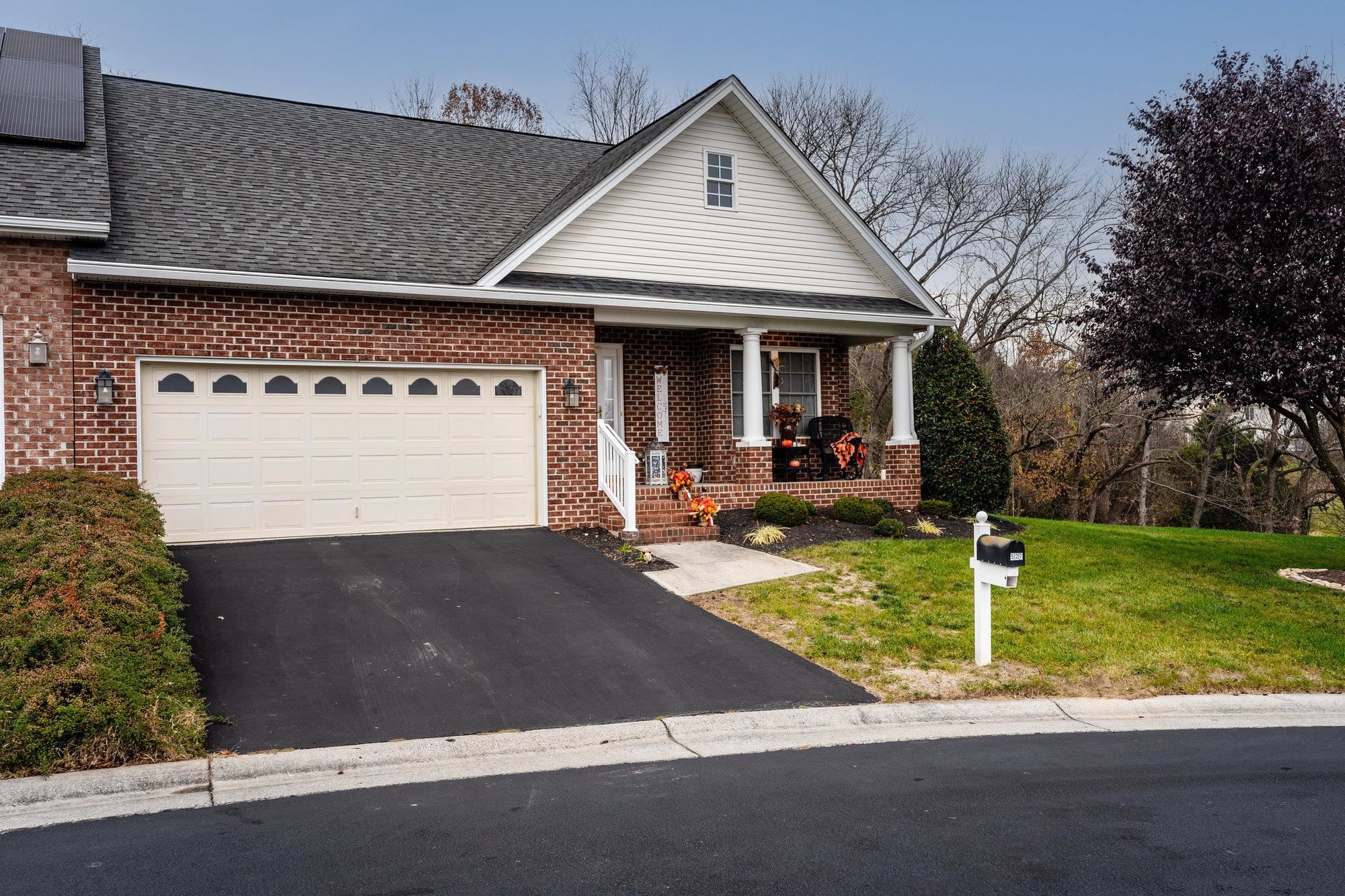 527 HICKORY GROVE CIR