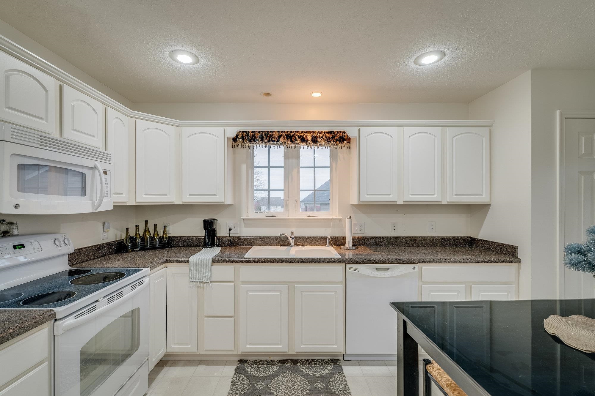 527 HICKORY GROVE CIR