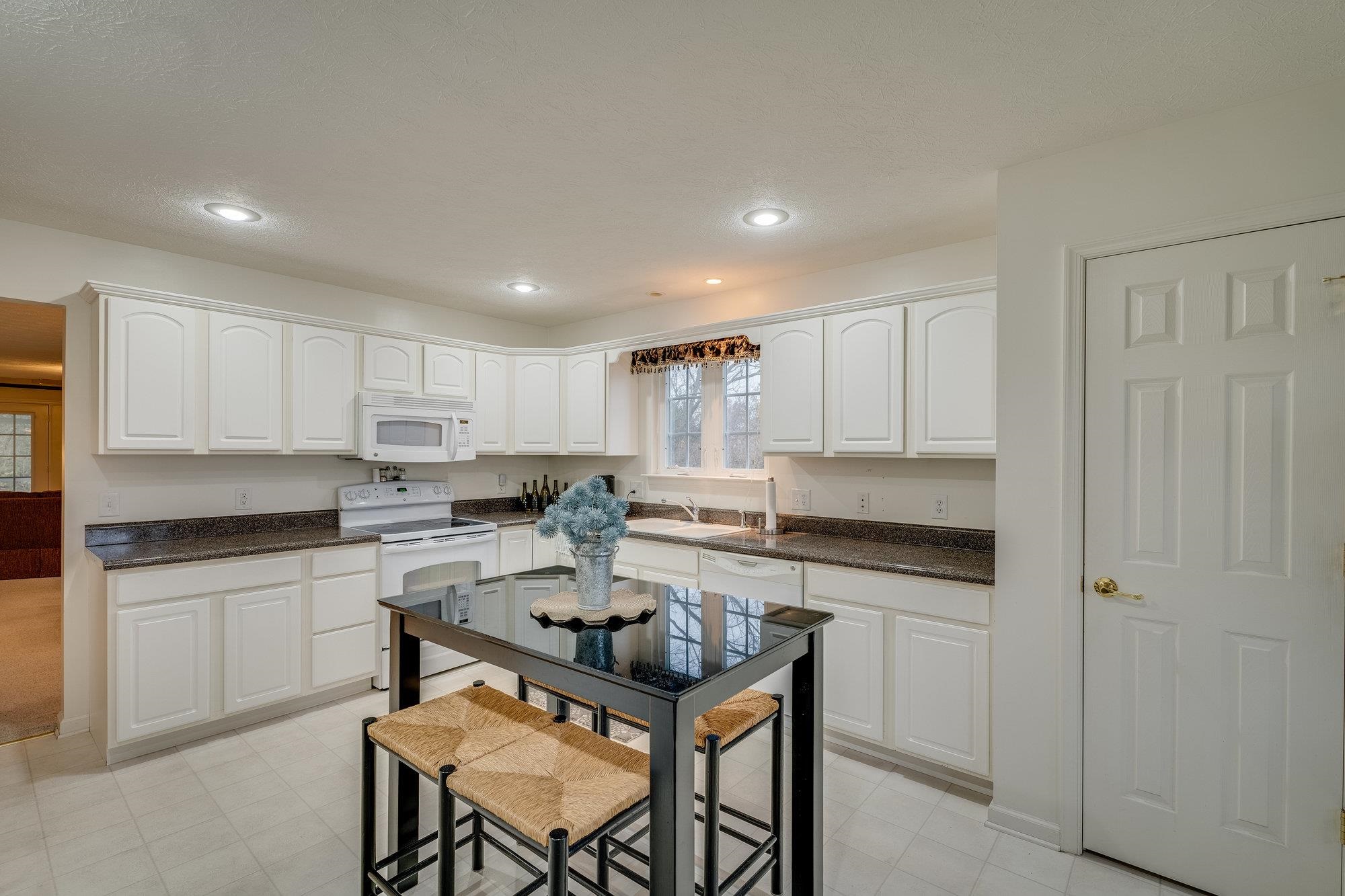 527 HICKORY GROVE CIR