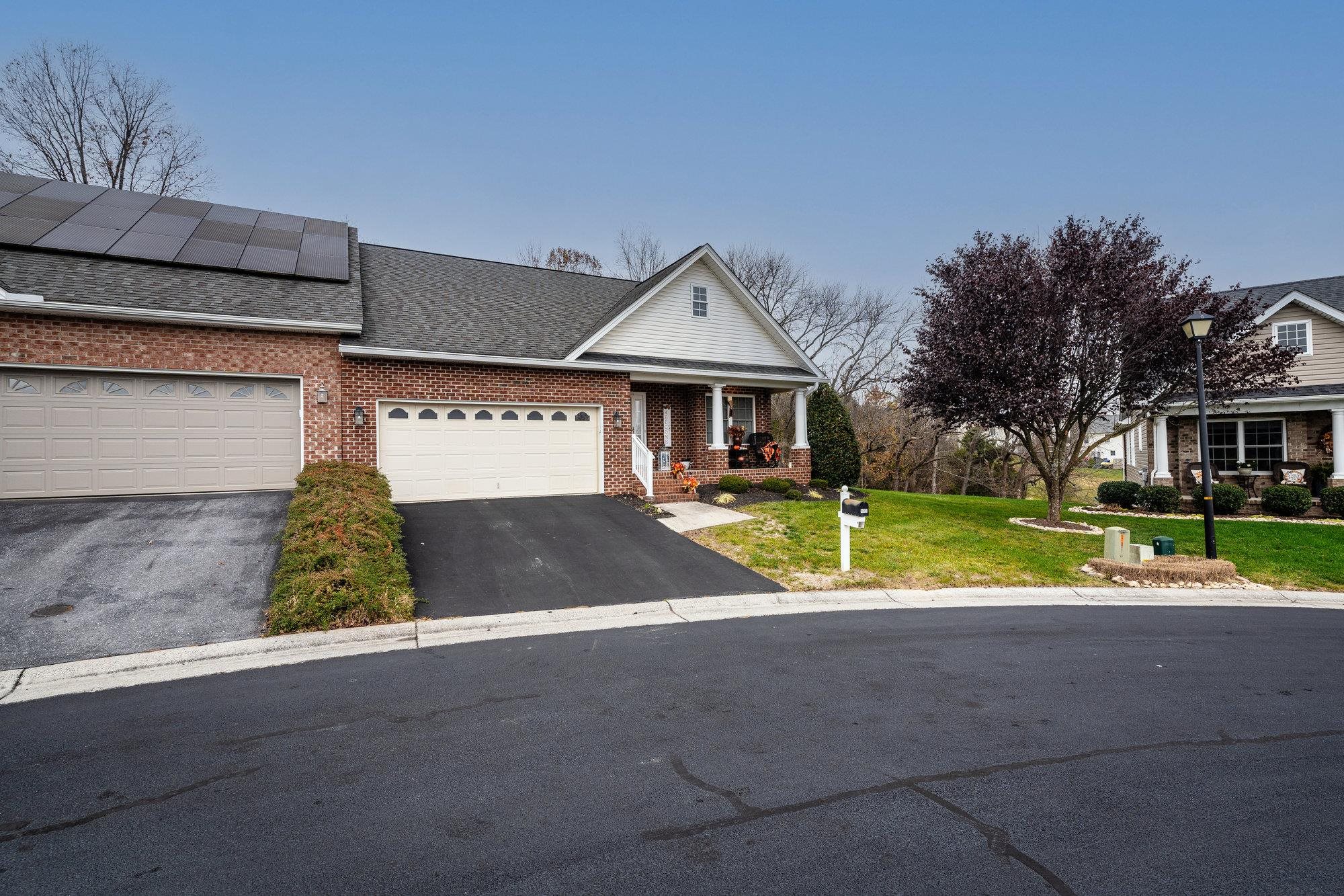 527 HICKORY GROVE CIR