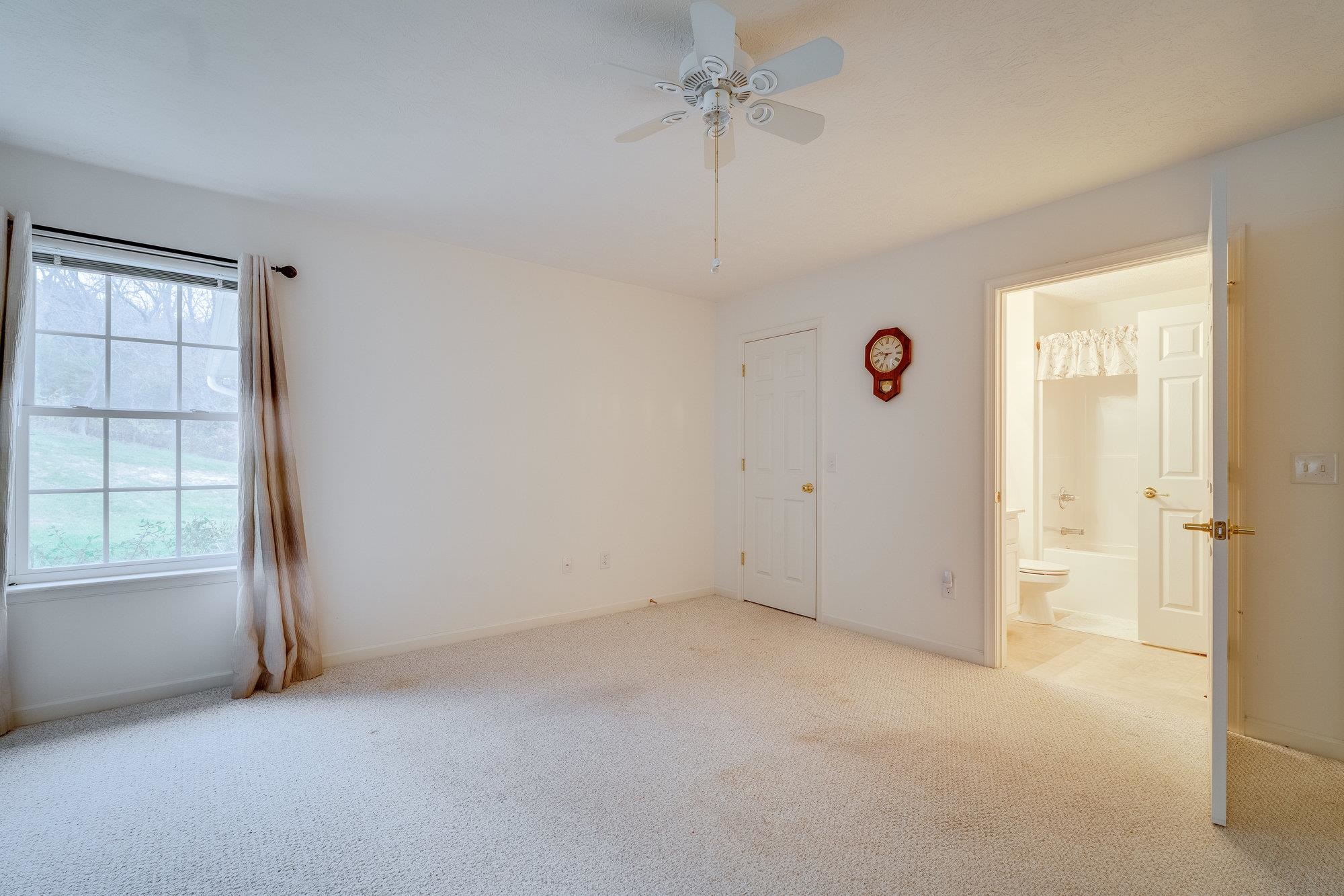 527 HICKORY GROVE CIR